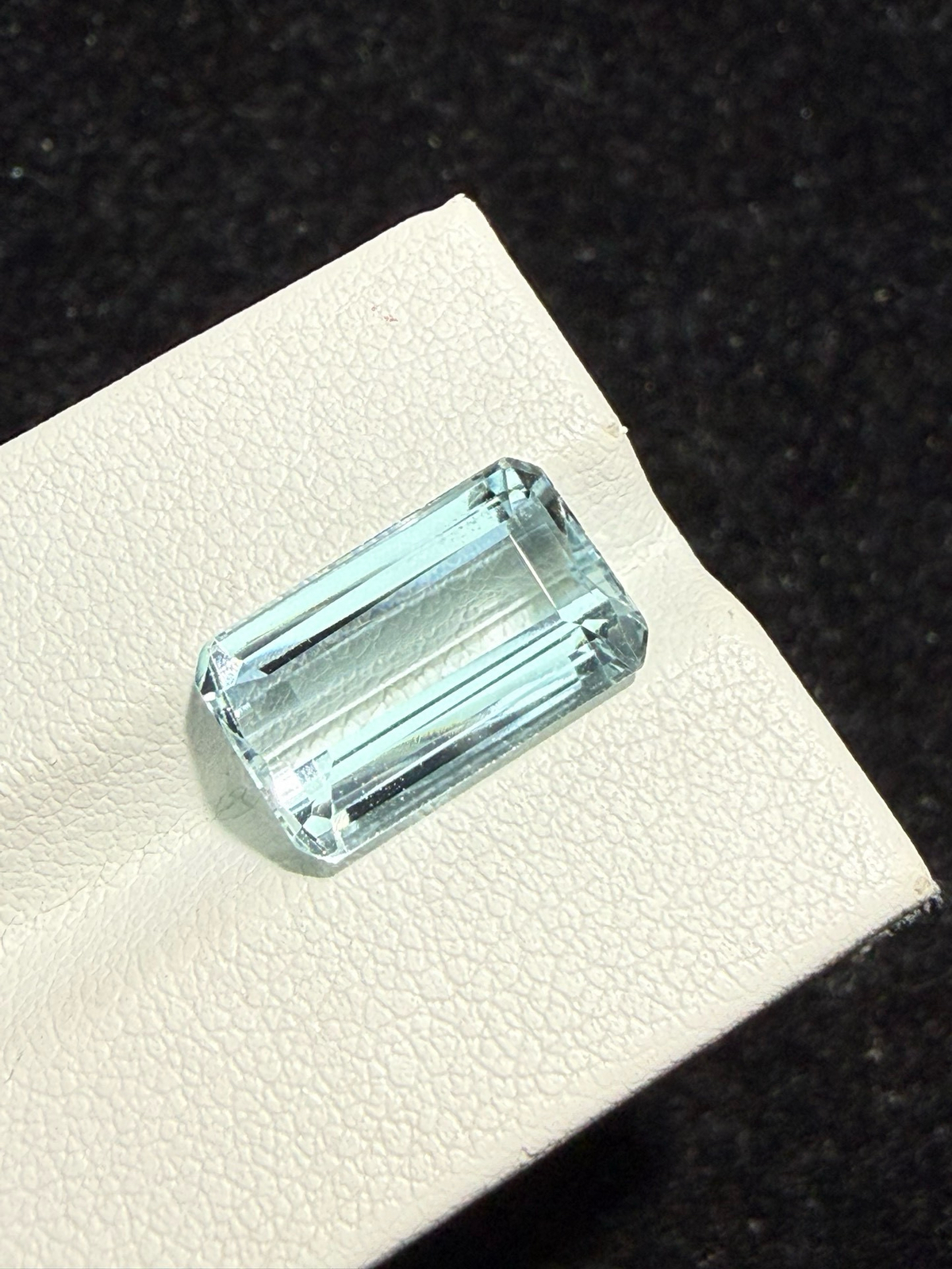 6.11克拉天然海蓝宝戒面裸石，颜色超美，火彩超好，尺寸：13.9*8.7*6.1mm