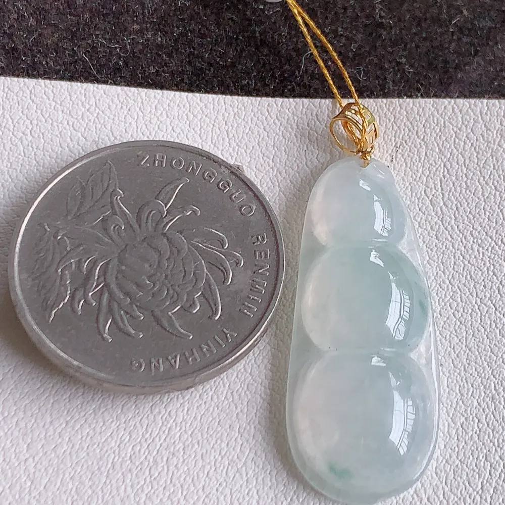 18k金扣冰润福豆翡翠挂件，冰清玉洁  胶感十足  寓意“四季平安，福气满满”颜色鲜艳，清新自然，饱满通透   W400.2    尺寸：32.5-13.2-5.2mm