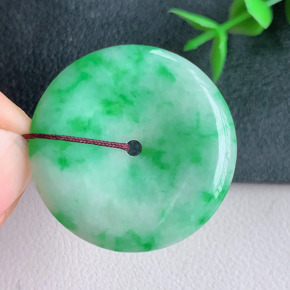 冰润飘绿平安扣吊坠，厚装饱满，冰润剔透，细腻水足，种质润泽，飘花灵动，佩戴优雅大气，W400.2  