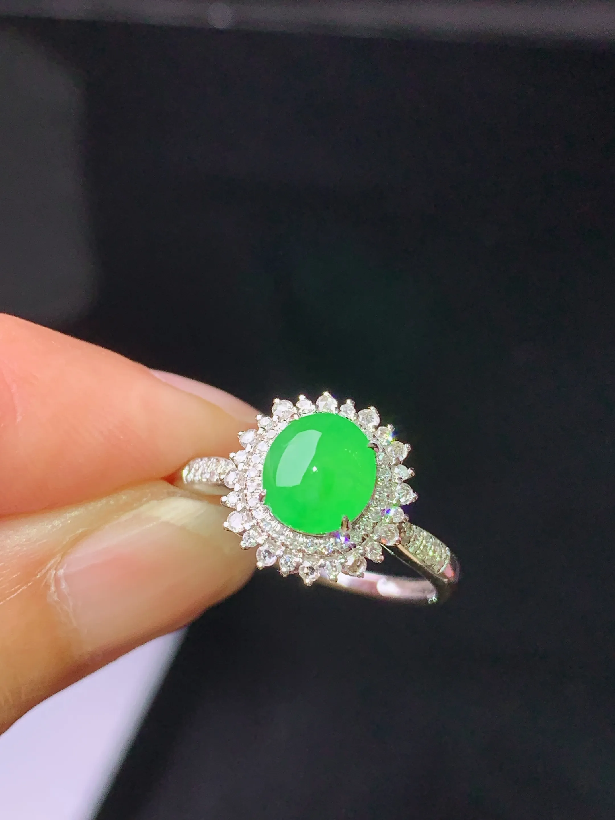 18k金钻镶嵌满绿蛋面戒指 玉质细腻清新 水润亮眼 圈口13.5 整体尺寸11.8*11.3*8