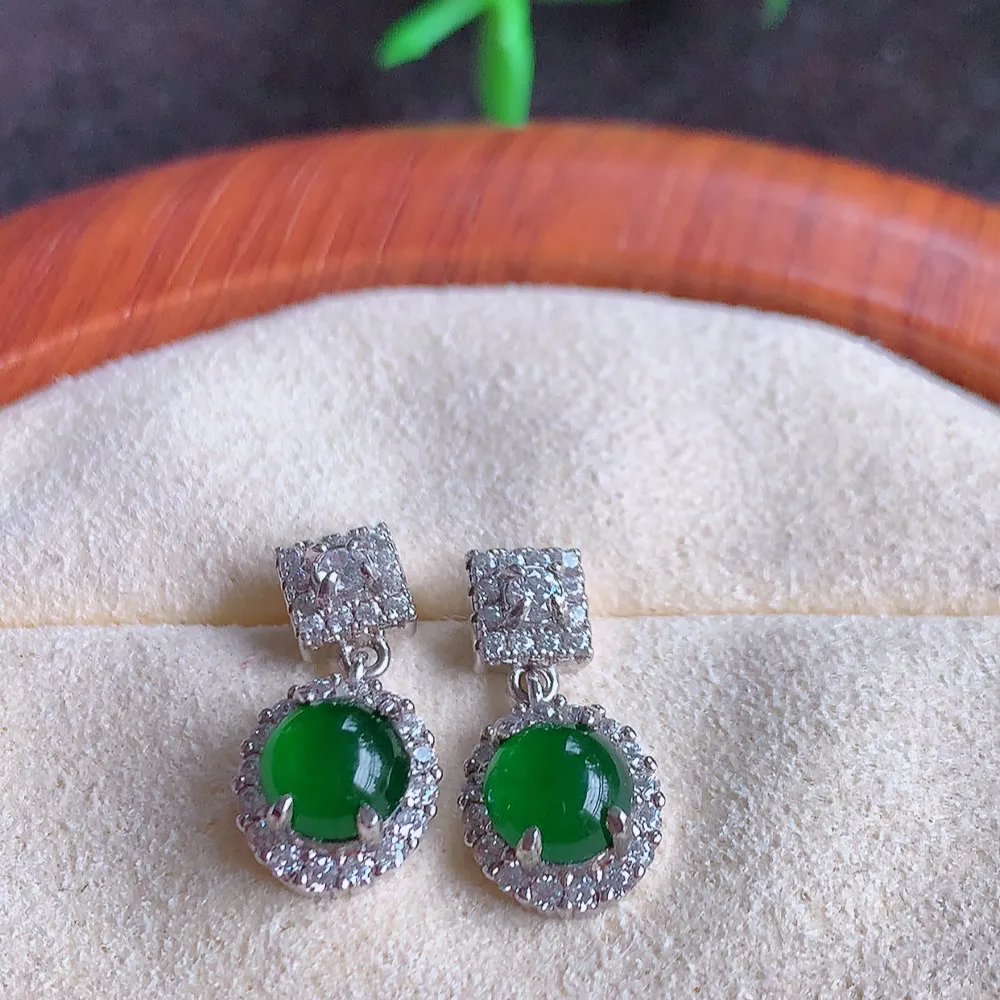 冰透满绿翡翠耳坠，自然光实拍，翠色灵动，颜色漂亮，种老水足，品相佳，佩戴佳品！W815.2  取一尺寸：15-7.5-4.6mm  裸石尺寸：5.6-5mm