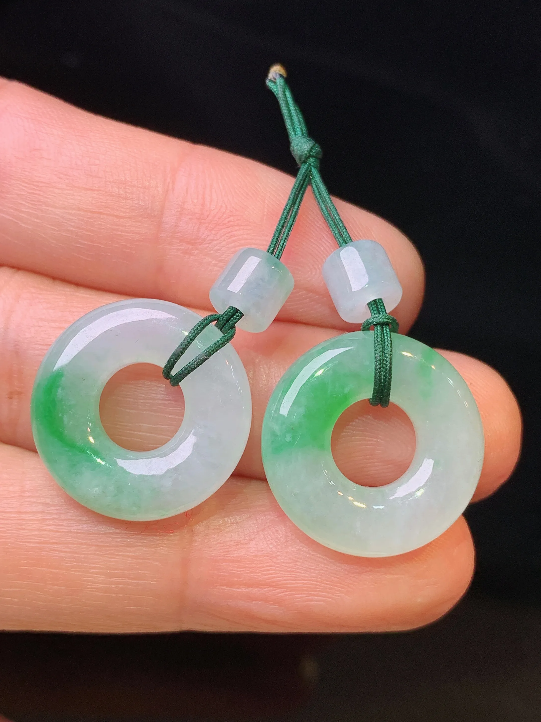 飘绿平安环一对 玉质细腻清新 水润亮眼 整体尺寸17.8*4.8