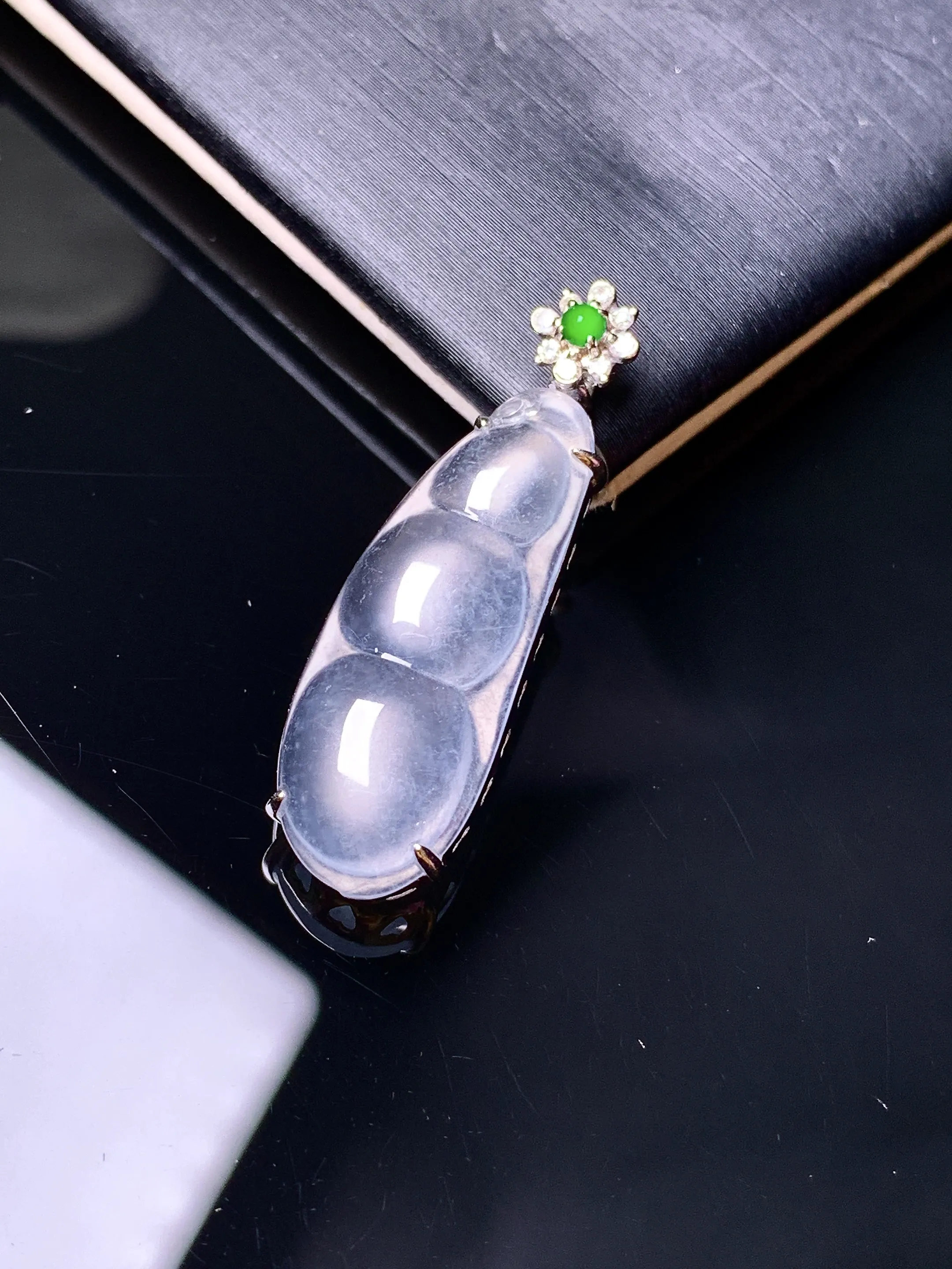 18k金钻镶嵌冰种四季豆吊坠 玉质细腻清新 水润亮眼 整体尺寸31.8*10.2*6.2