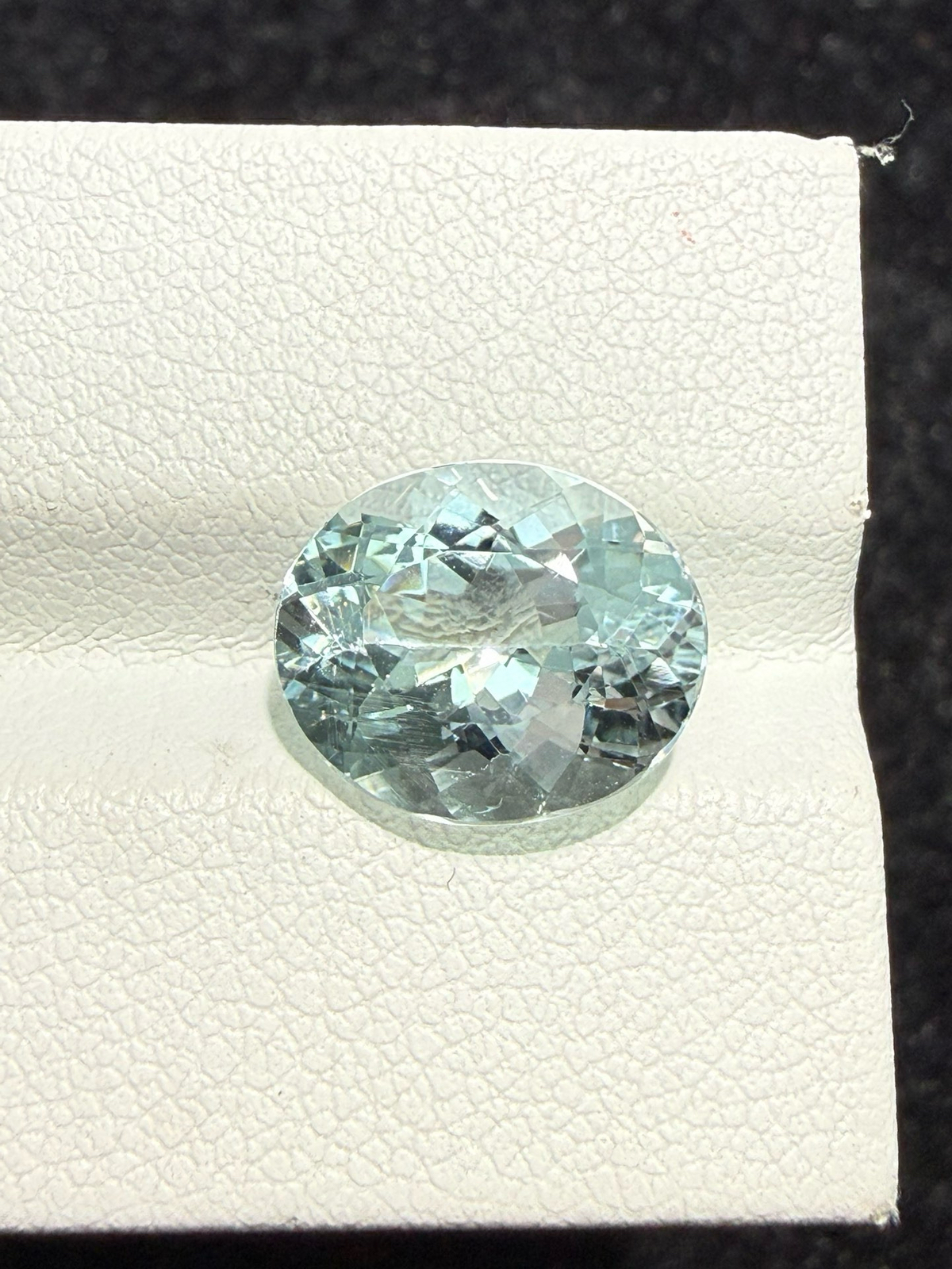 4.1克拉天然海蓝宝戒面裸石，颜色超美，火彩超好，尺寸：11.8*9.8*6.6mm