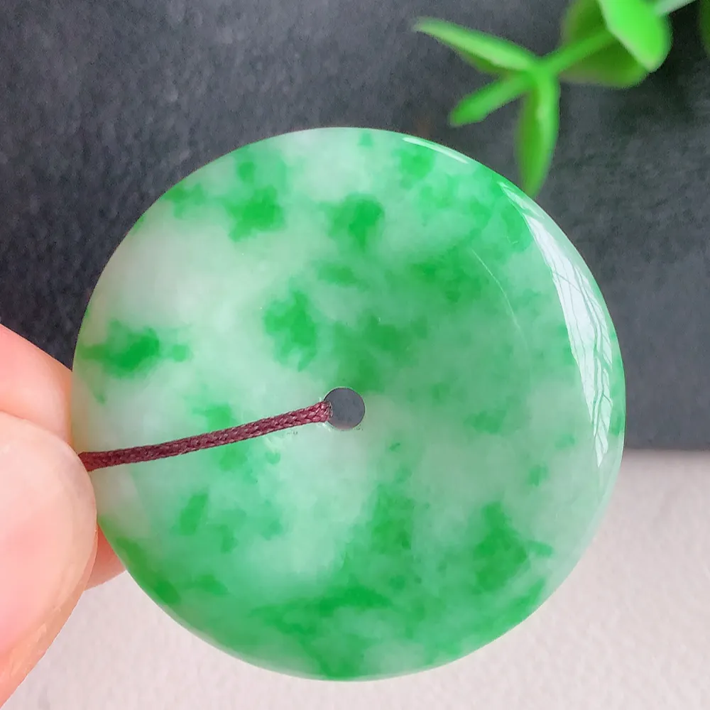 冰润飘绿平安扣吊坠，厚装饱满，冰润剔透，细腻水足，种质润泽，飘花灵动，佩戴优雅大气，W400.2   尺寸：31-4mm