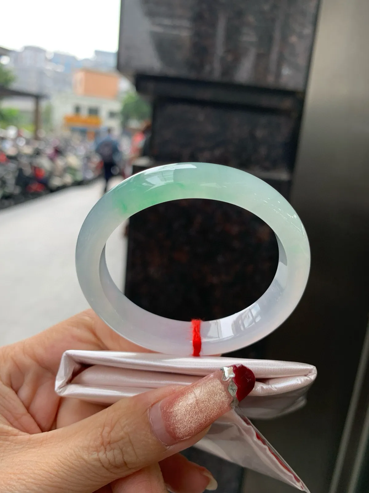 金丝绿贵妃
52.5-45.4-7.6-11.8
打灯棉线，色根，底妆水润，几抹金丝绿花点缀，简约却