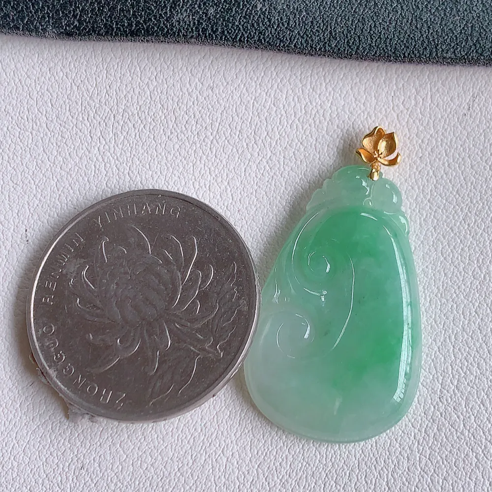 18k金扣冰润飘花吉祥如意翡翠吊坠  寓意“万事如意，吉祥如意,福寿绵长 心想事成”饱满大气，通透水润  W141.2  尺寸：29-18.5-3.8mm