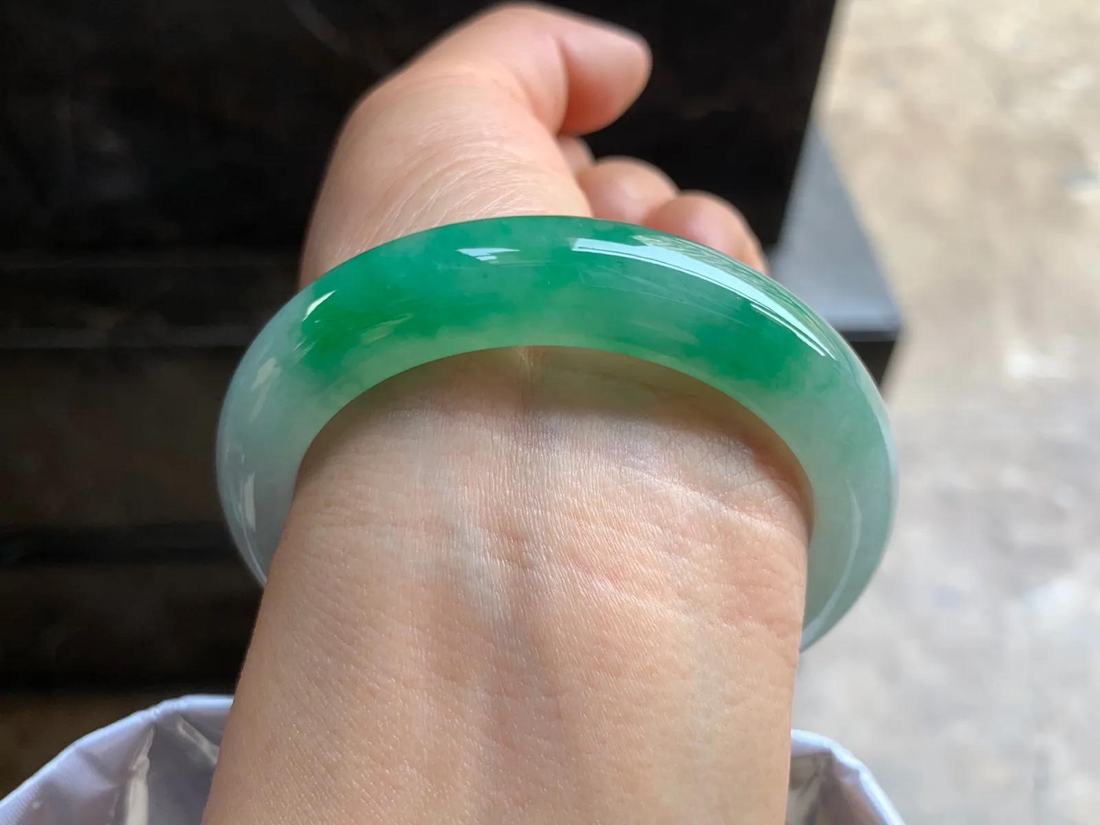 54-12.5-9mm
带色手镯 底子细腻 颜色漂亮 上手大气