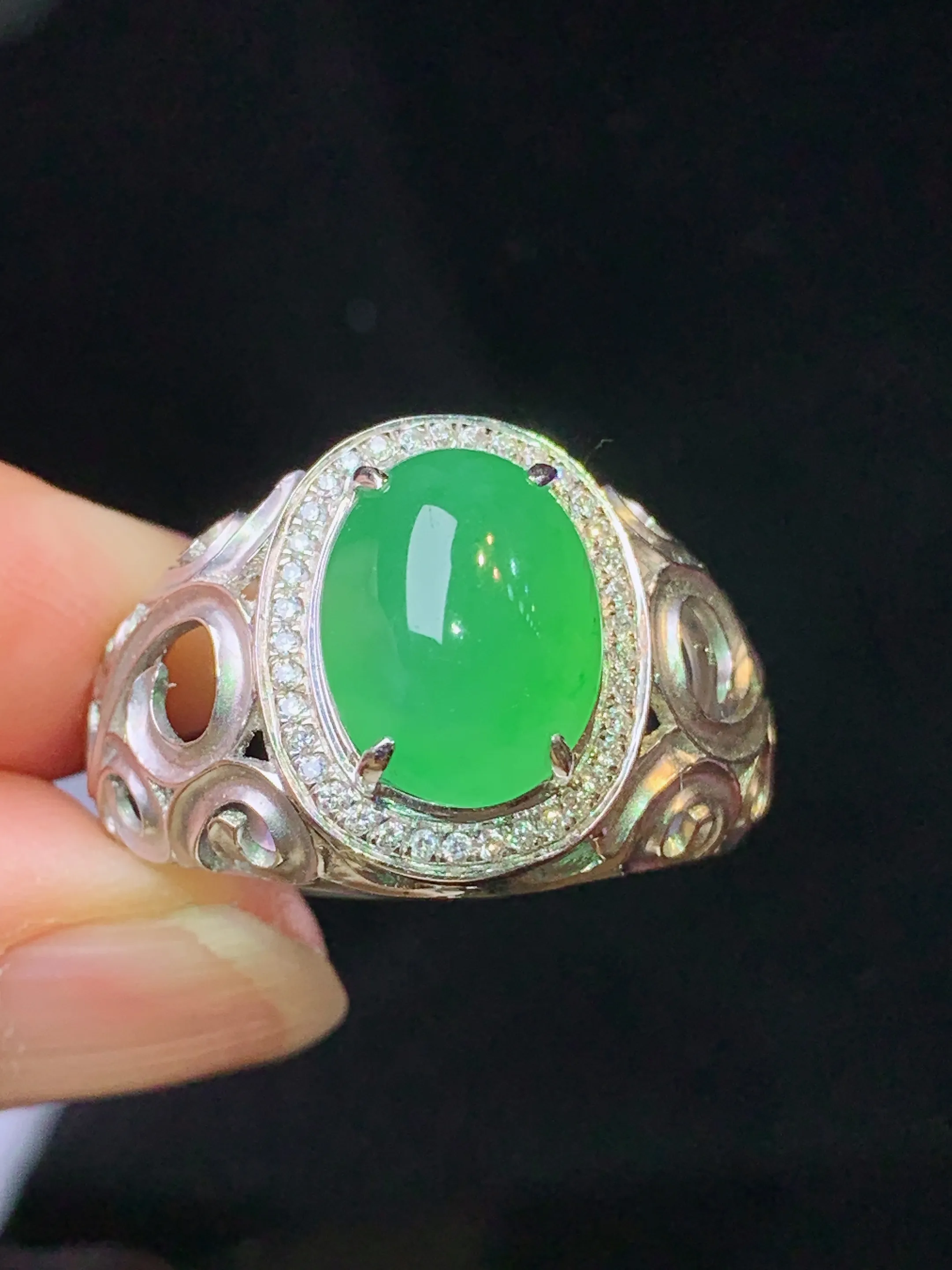 18k金钻镶嵌满绿蛋面戒指 玉质细腻 色泽艳丽清新 水润亮眼 圈口21.5 整体尺寸16*13*10