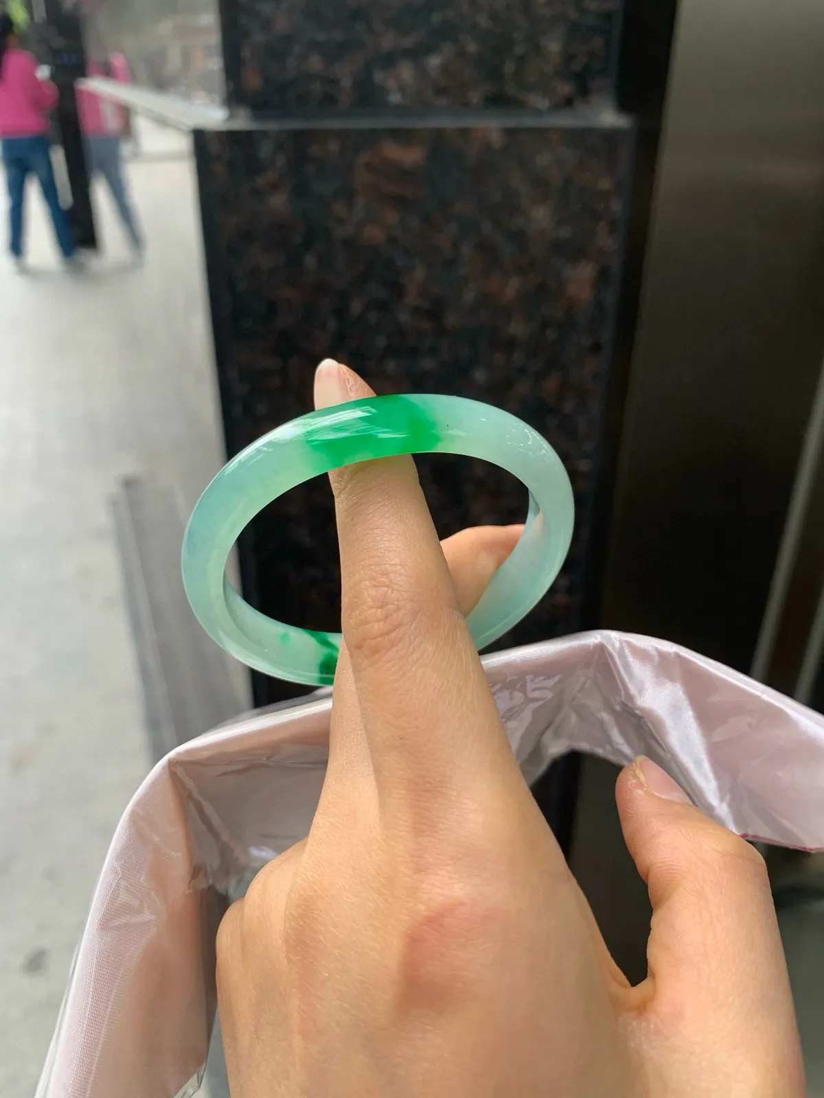 冰阳绿贵妃
52.3+44-10.7-6.3
打灯多处细根包容，底妆冰润细腻，两抹辣阳绿花两两相望，浓辣欲滴，娇艳吸睛，上手贵气迷人