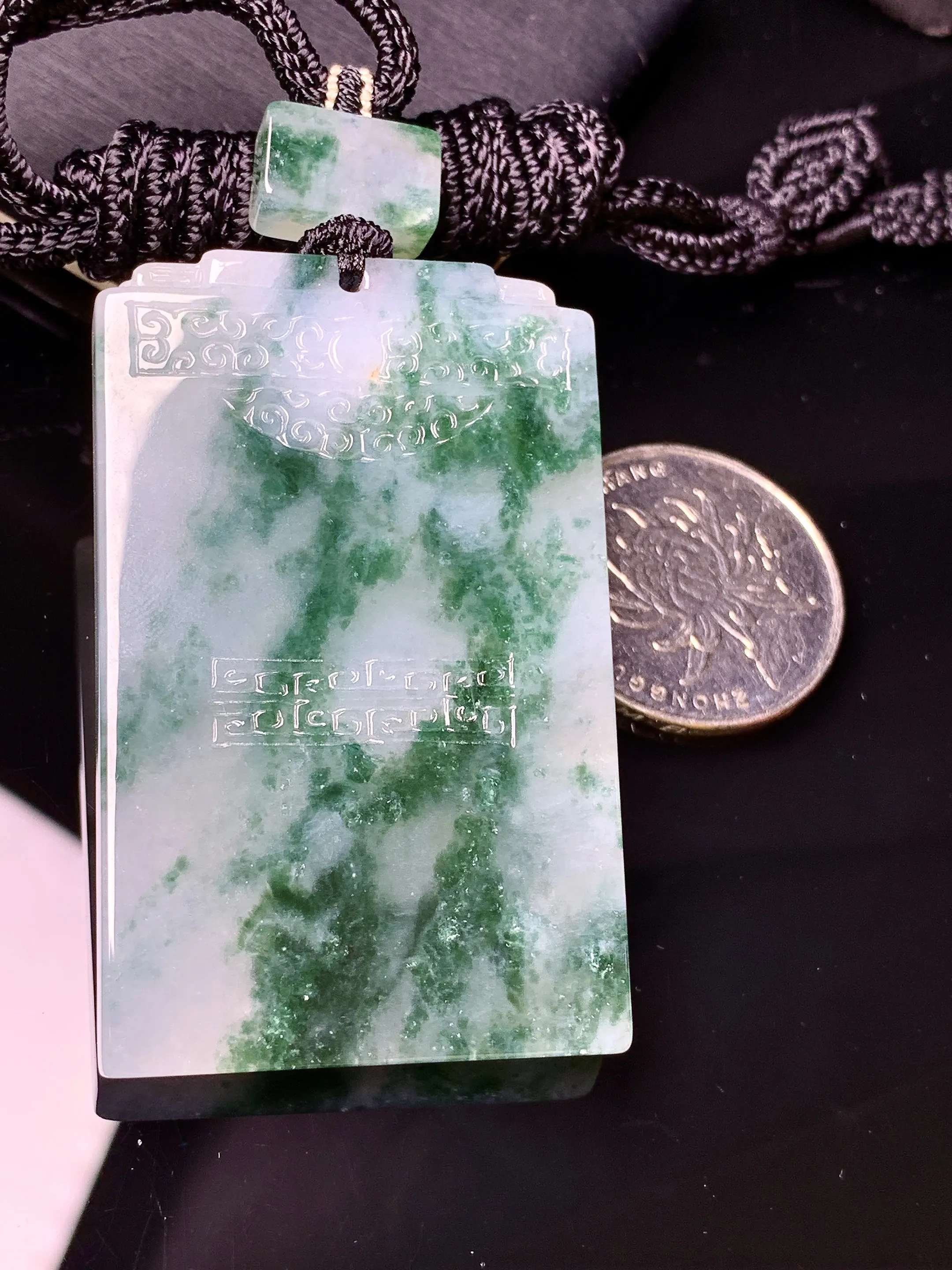 飘绿无事牌吊坠 玉质细腻清新 水润亮眼 整体尺寸55.3*34.3*6.3