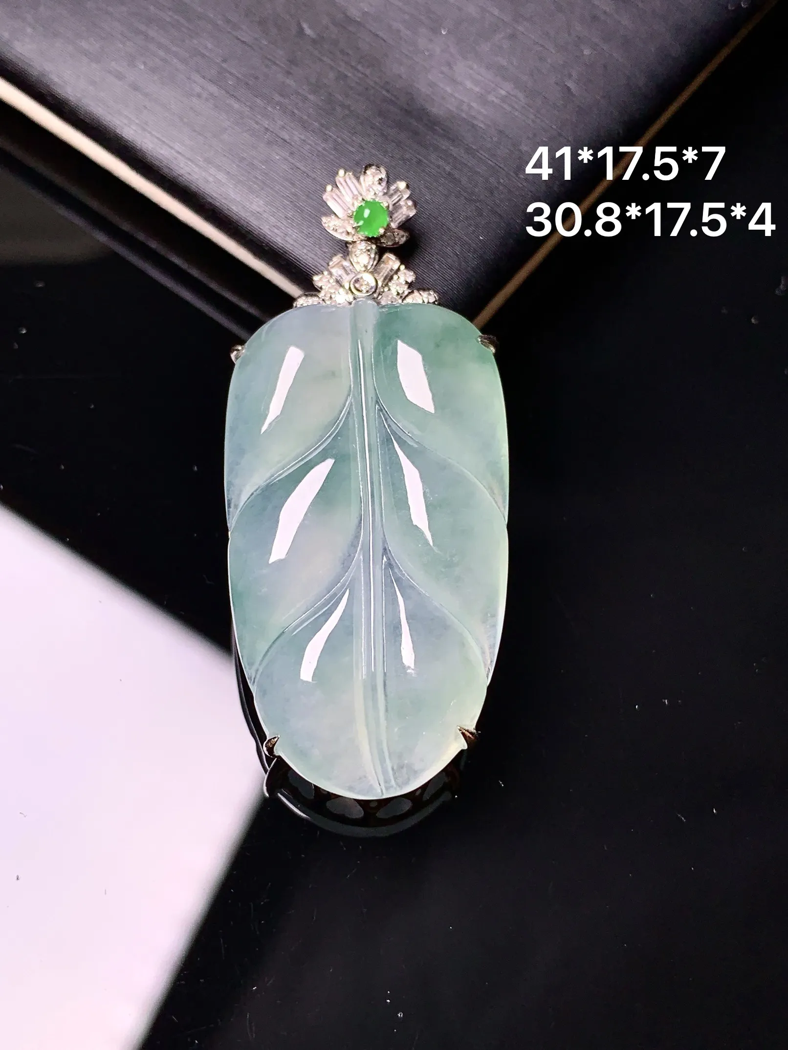 18k金钻镶嵌冰种树叶吊坠 玉质细腻清新 水润亮眼 整体尺寸41*17.5*7