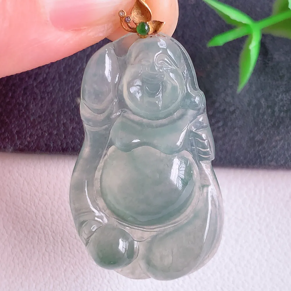 18k金扣冰润布袋佛挂件 玉质细腻  精雕弥勒佛，笑佛福耳垂肩，面相喜庆，开怀大笑，憨态可掬。惟妙惟