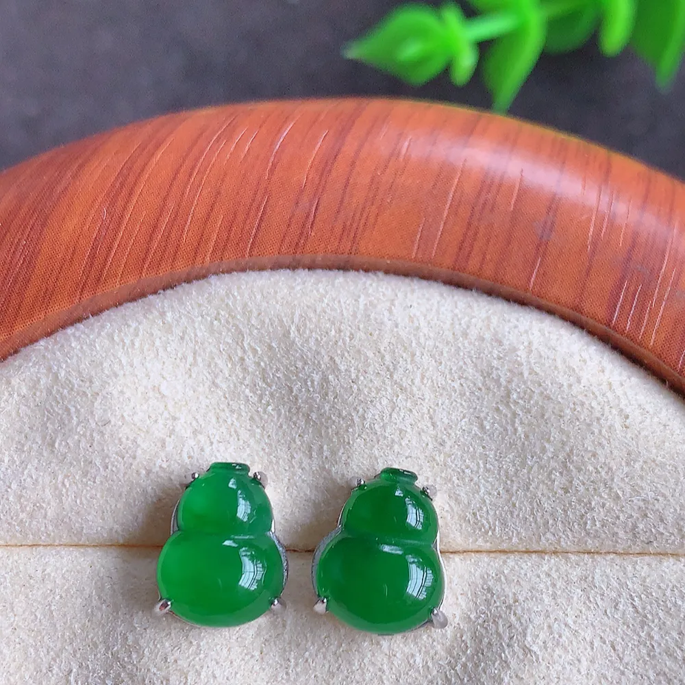 925银镶冰润满绿葫芦翡翠耳钉  寓意“福禄双全，加官进爵，财源滚滚” 莹润通透，抱满大气  清新脱