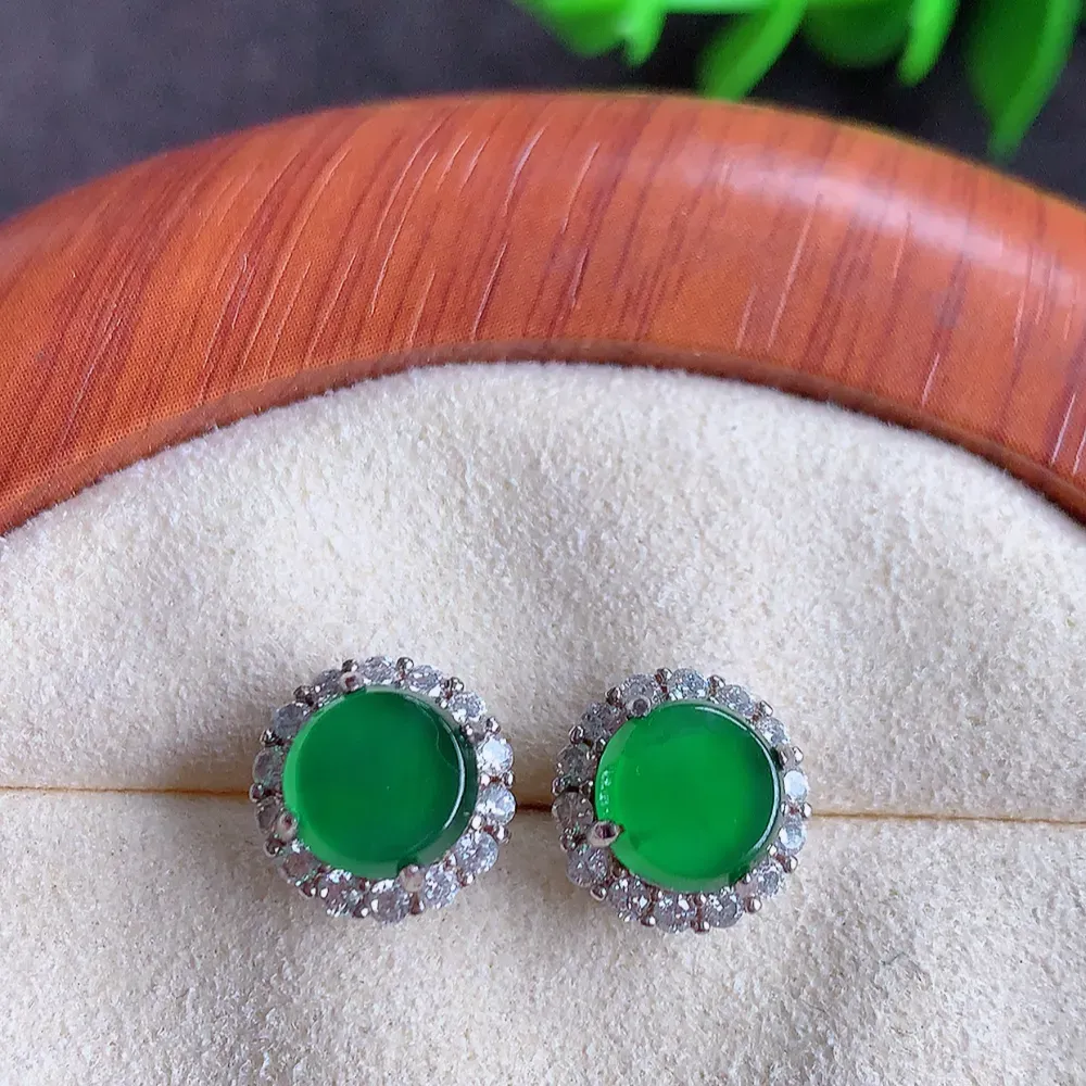 冰透满绿翡翠耳坠，自然光实拍，翠色灵动，颜色漂亮，种老水足，品相佳，佩戴佳品！W481.2  取一尺