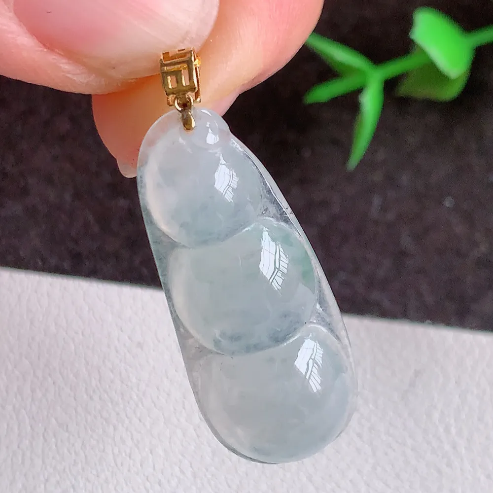 18k金扣冰润福豆翡翠挂件，冰清玉洁  胶感十足  寓意“四季平安，福气满满”颜色鲜艳，清新自然，饱满通透   W400.2    尺寸：32.5-13.2-5.2mm