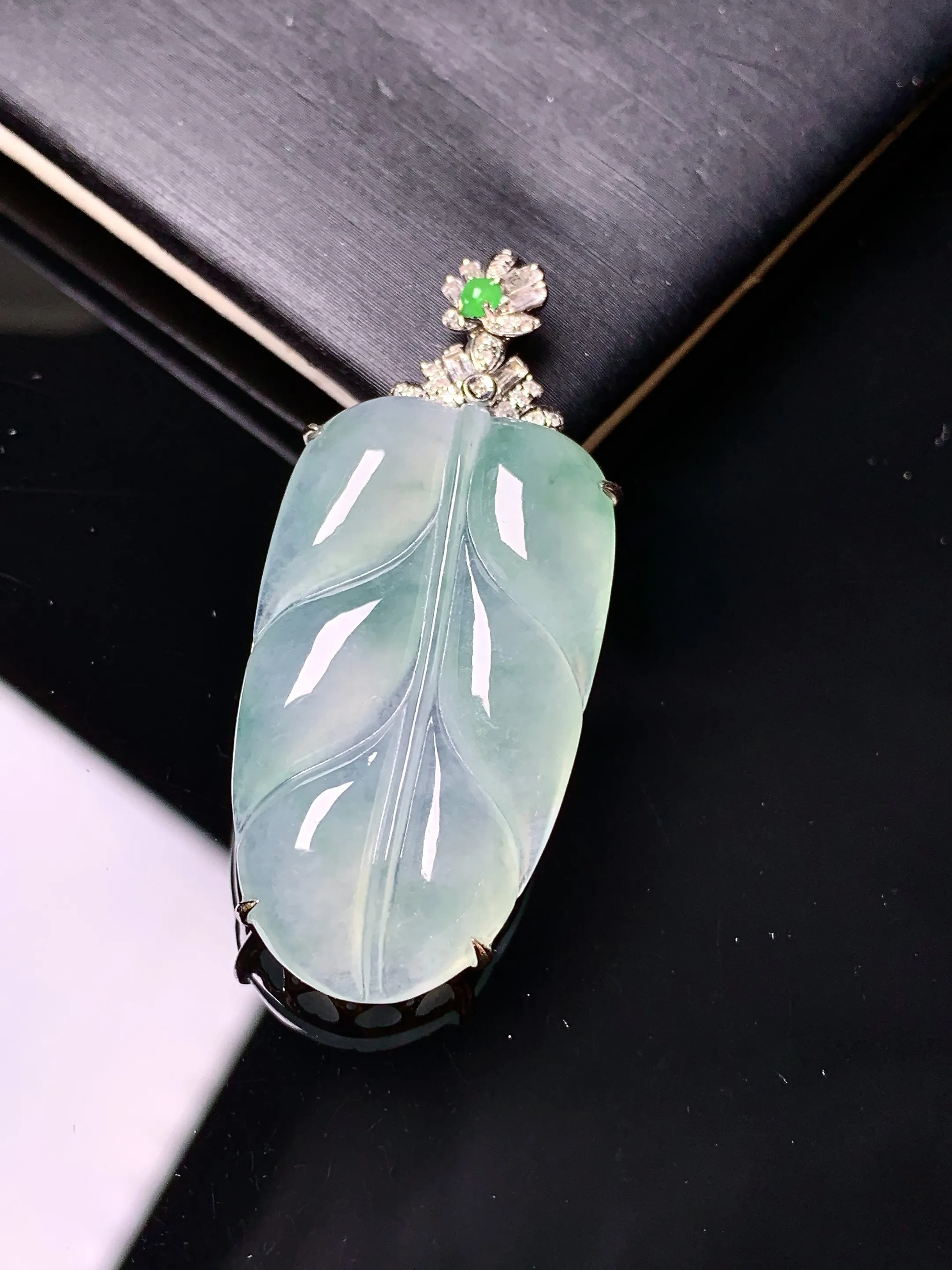 18k金钻镶嵌冰种树叶吊坠 玉质细腻清新 水润亮眼 整体尺寸41*17.5*7