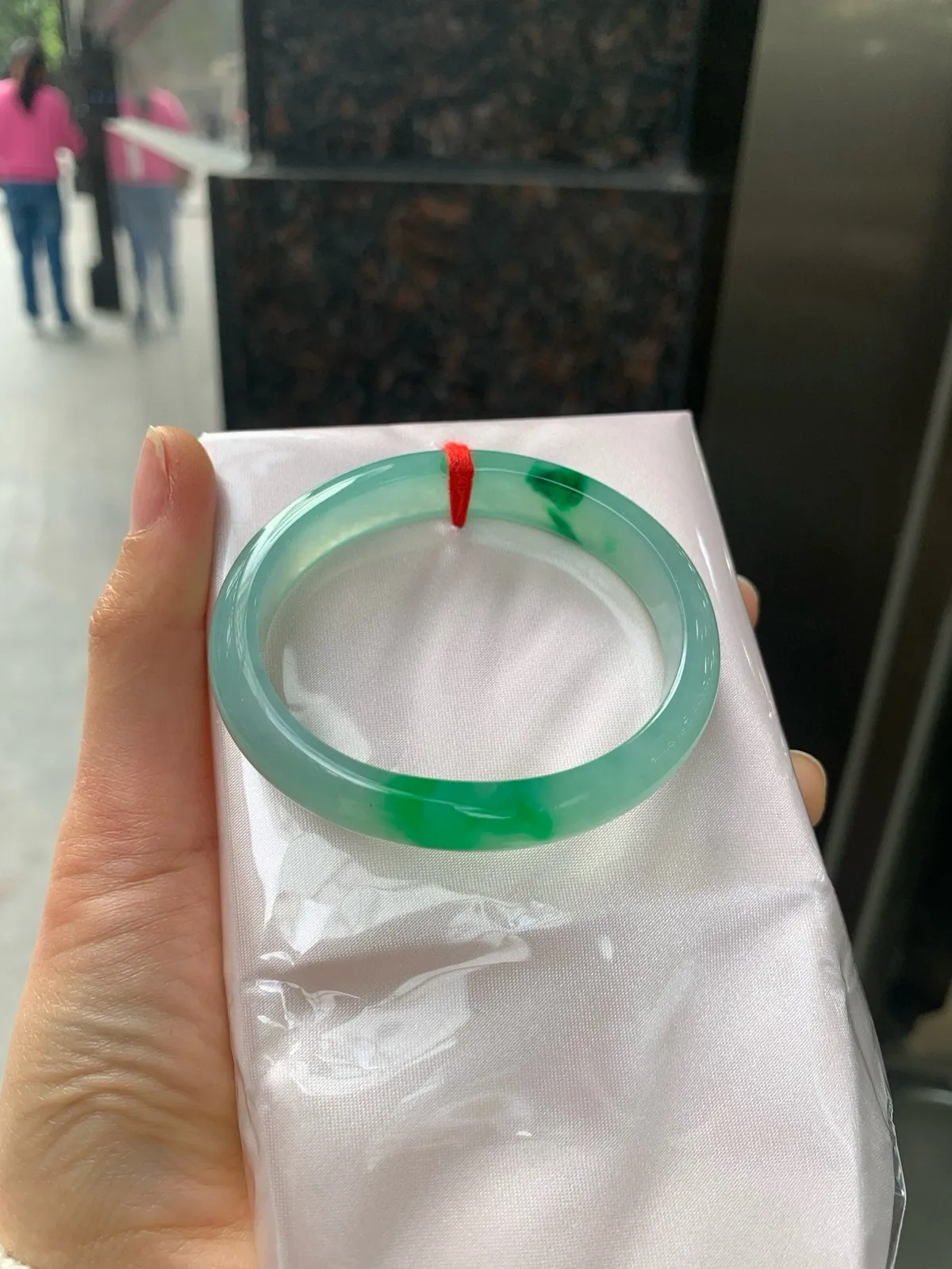 冰阳绿贵妃
52.3+44-10.7-6.3
打灯多处细根包容，底妆冰润细腻，两抹辣阳绿花两两相望，浓辣欲滴，娇艳吸睛，上手贵气迷人