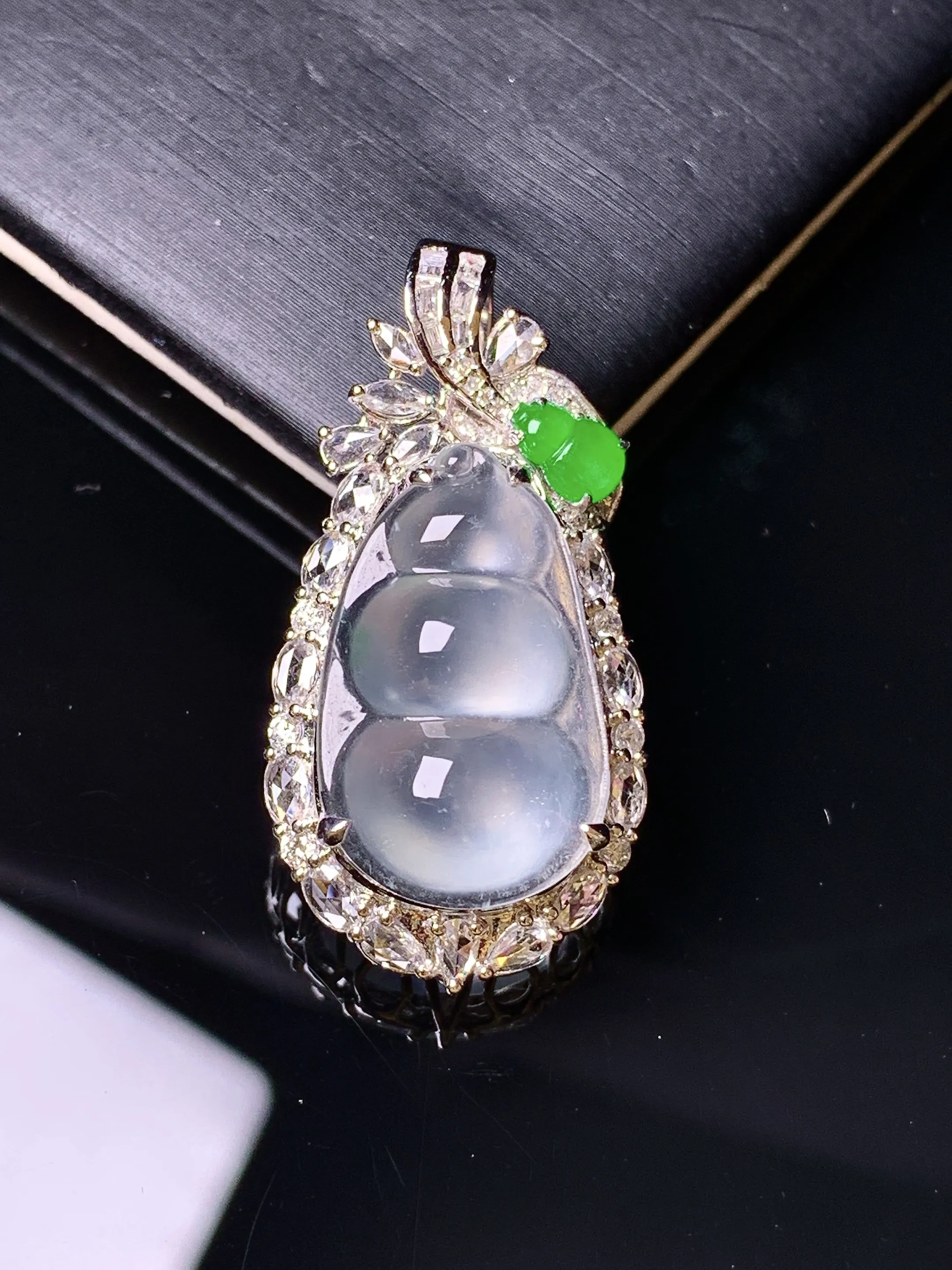 18k金钻镶嵌玻璃种四季豆吊坠 玉质细腻清新 水润亮眼 整体尺寸33.2*16.6*11