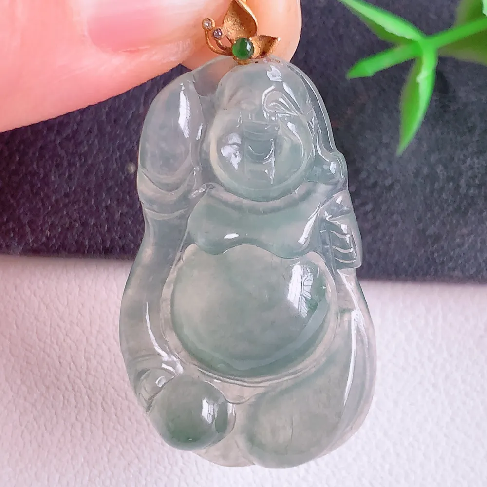 18k金扣冰润布袋佛挂件 玉质细腻  精雕弥勒佛，笑佛福耳垂肩，面相喜庆，开怀大笑，憨态可掬。惟妙惟肖，寓意福禄双全，吉祥美满，笑口常开 W400.2  尺寸：34.8-21-5.8mm