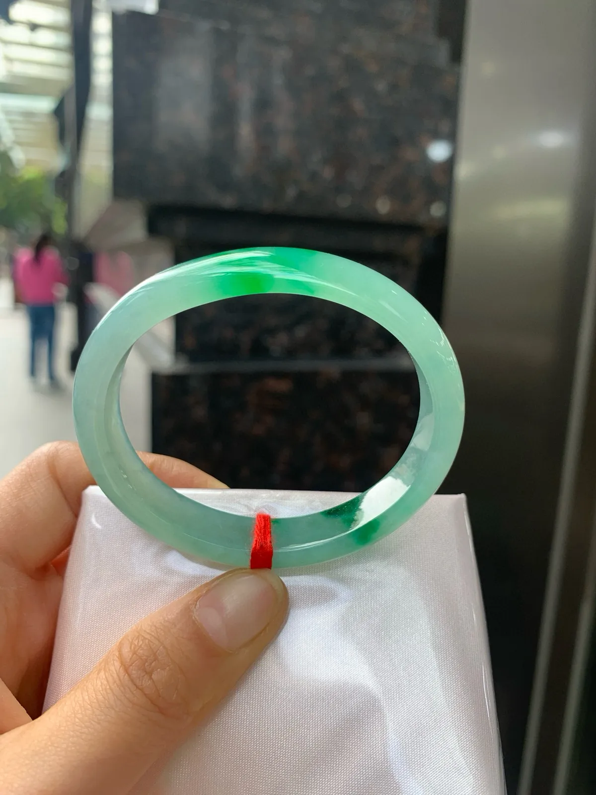 冰阳绿贵妃
52.3+44-10.7-6.3
打灯多处细根包容，底妆冰润细腻，两抹辣阳绿花两两相望，浓辣欲滴，娇艳吸睛，上手贵气迷人