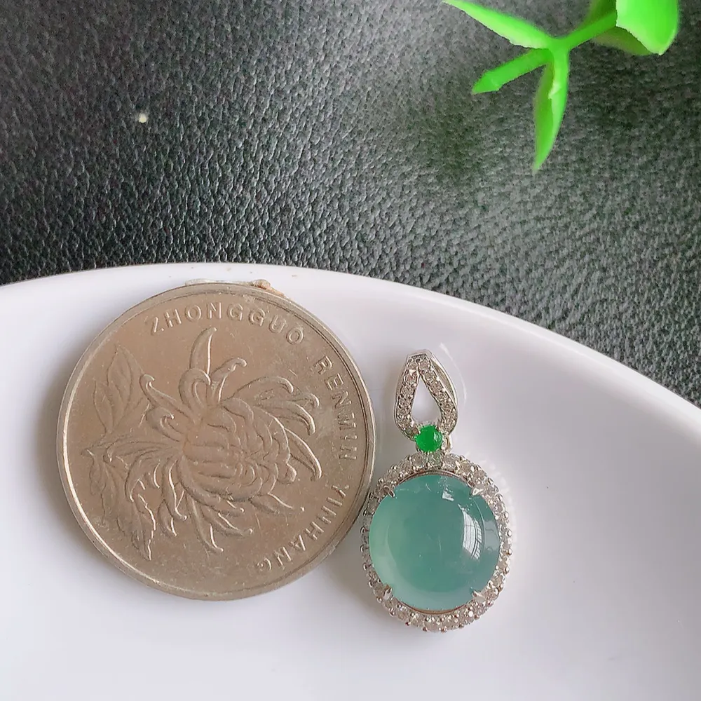 冰润晴水蛋面吊坠  玉质细润，翠绿色  沁人心脾 ，高档大气，镶嵌效果倍增，W815.2  整体尺寸：22-11.8-7.2mm  裸石尺寸：10mm