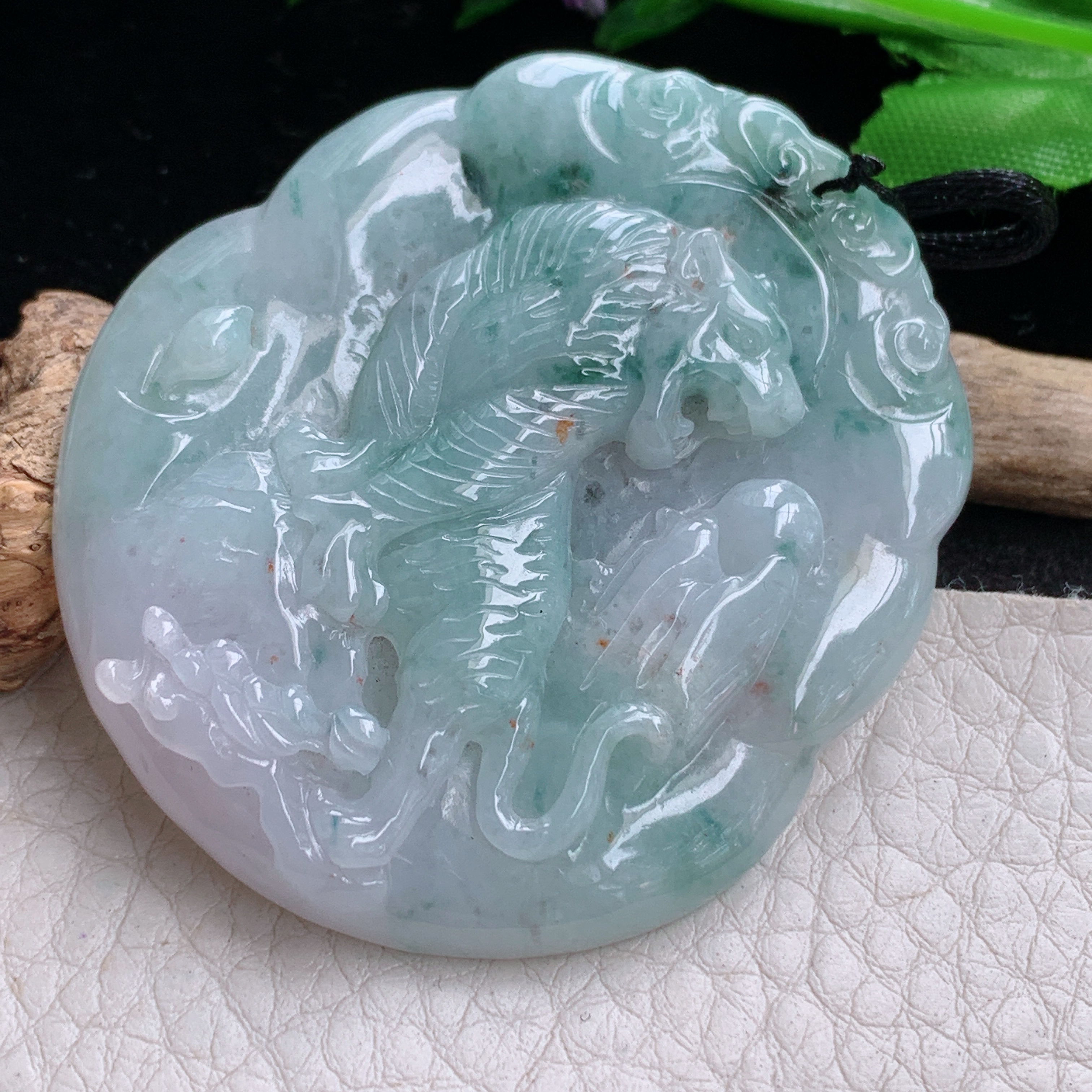 f8自然光53*46.8*6.3天然缅甸翡翠飘花老虎吊坠生肖上山虎