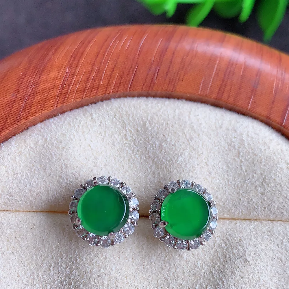 冰透满绿翡翠耳坠，自然光实拍，翠色灵动，颜色漂亮，种老水足，品相佳，佩戴佳品！W481.2  取一尺寸：10-6.8mm  裸石尺寸：7mm