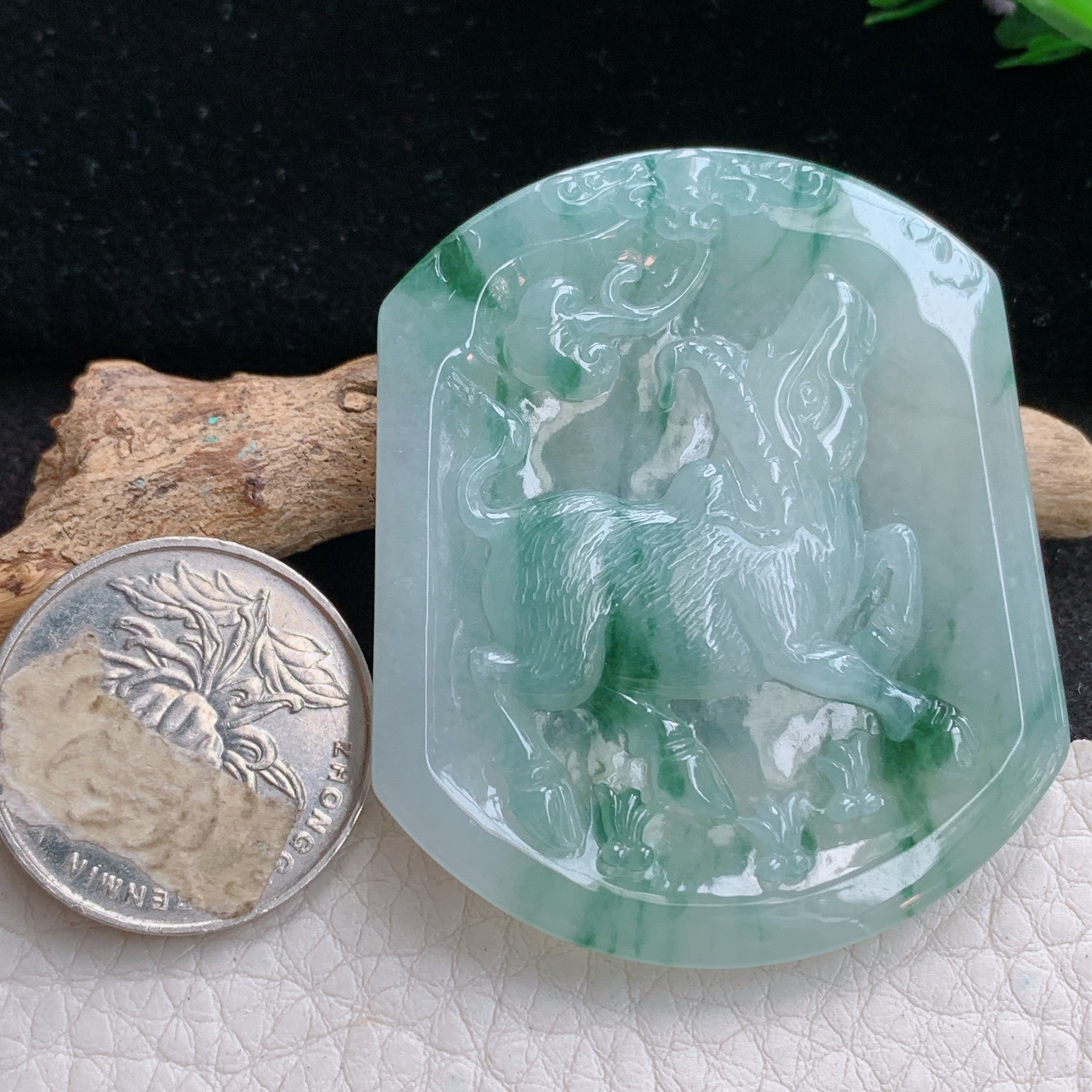 ktj自然光51.2*43.6*5.8天然缅甸翡翠冰透飘花生肖牛吊坠 本命年生肖守护神