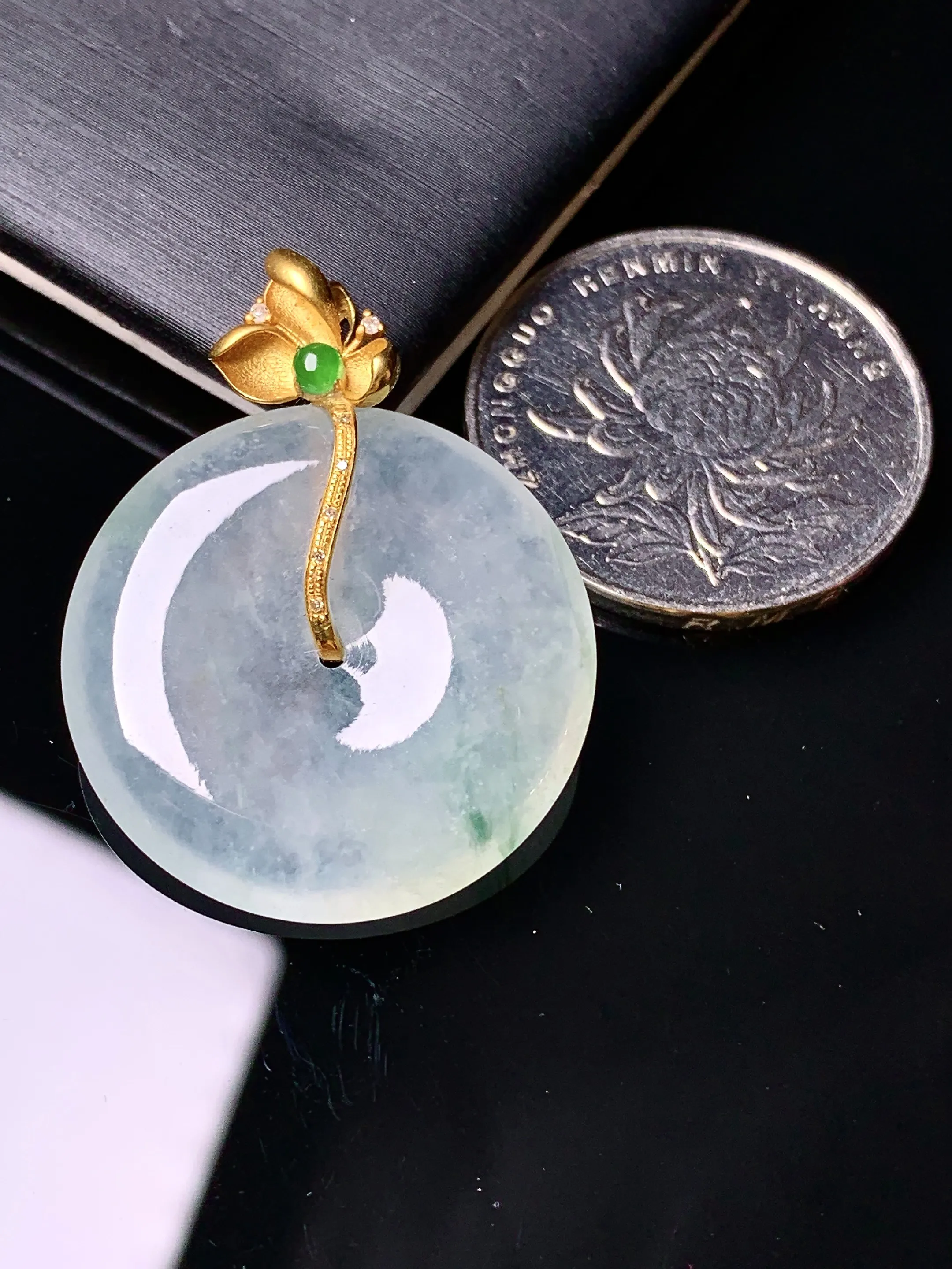 18k金钻镶嵌冰种平安扣吊坠 玉质细腻清新 水润亮眼 整体尺寸33.5*25.6*4.2