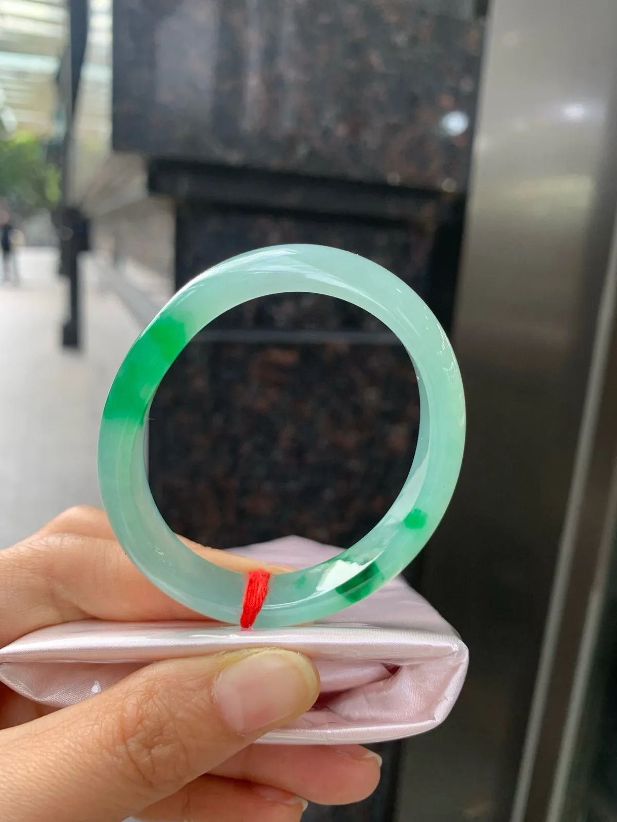 冰阳绿贵妃
52.3+44-10.7-6.3
打灯多处细根包容，底妆冰润细腻，两抹辣阳绿花两两相望，浓辣欲滴，娇艳吸睛，上手贵气迷人