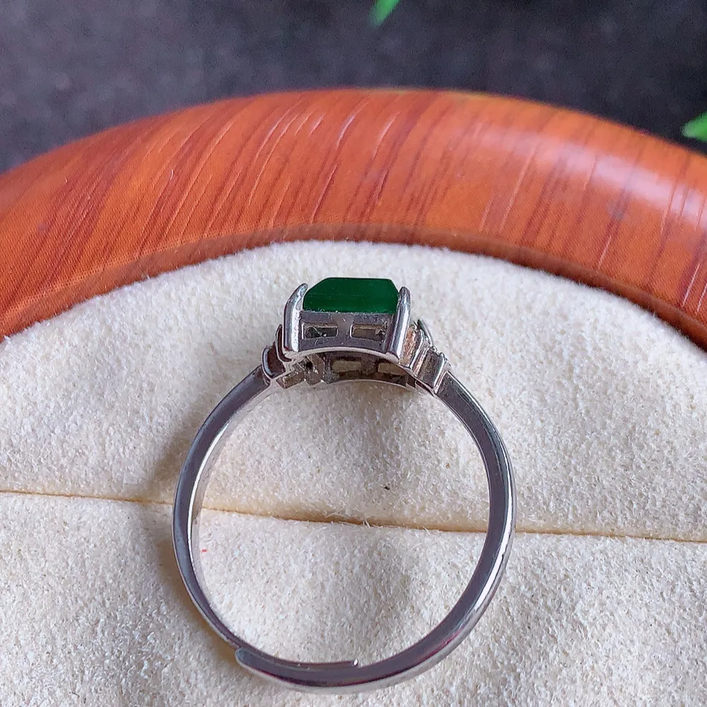 冰润满绿精美环形翡翠戒指  玉质细腻  冰清玉润  飘花灵动  颜色漂亮  W481.2 内径尺寸：18mm  裸石尺寸：6.3-6.4mm