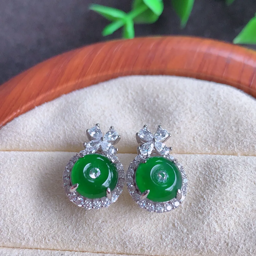 冰透满绿翡翠耳坠，自然光实拍，翠色灵动，颜色漂亮，种老水足，品相佳，佩戴佳品！W815.2  取一尺