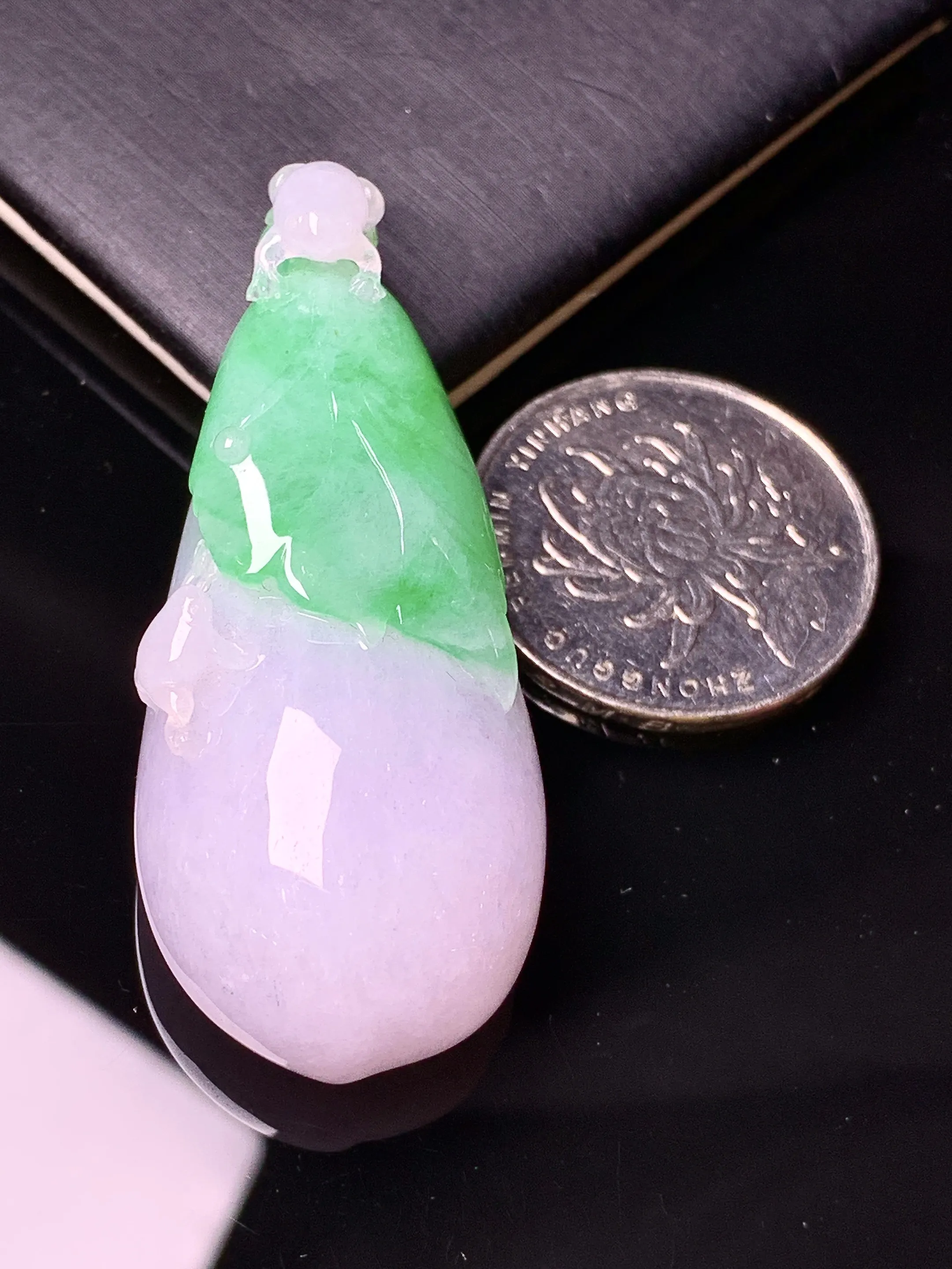 飘绿呱呱来财吊坠 玉质细腻清新 水润亮眼 整体尺寸50.8*21.6*13.5