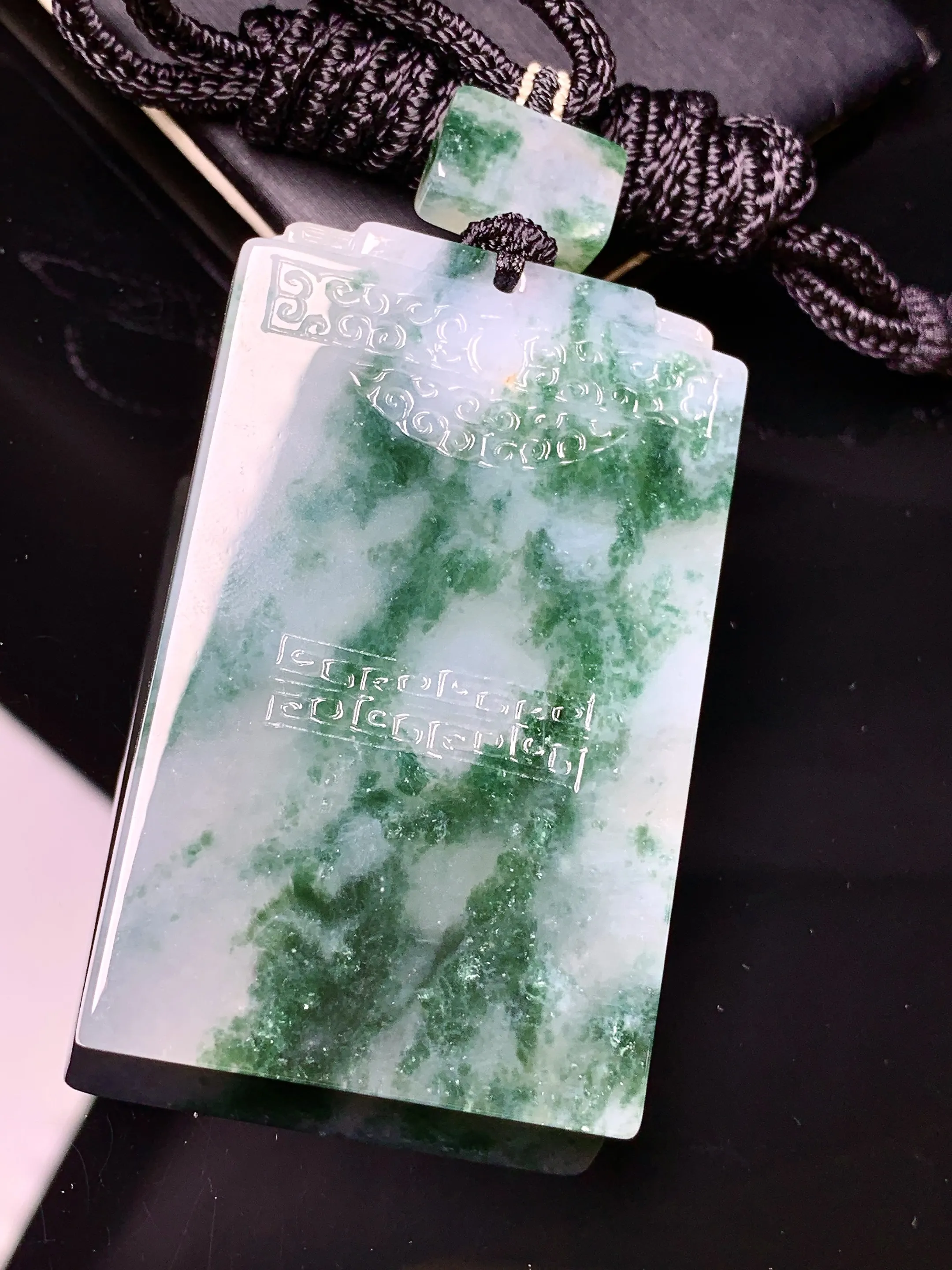 飘绿无事牌吊坠 玉质细腻清新 水润亮眼 整体尺寸55.3*34.3*6.3