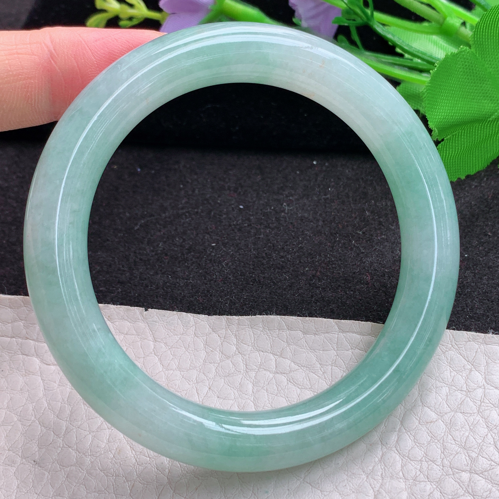 xx清新款57*10.5美人镯 天然缅甸翡翠A货细润飘绿圆条玉手环