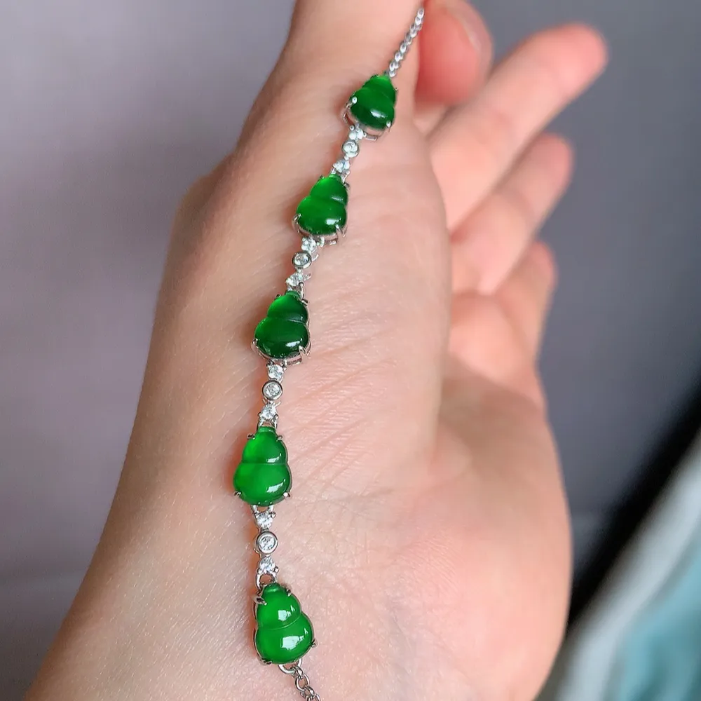 冰润满绿翡翠葫芦手链，水水润润，珠圆玉润，颜色鲜艳，妙明清净，清秀高雅，佩戴效果优雅迷人！性价比超值 W815.2  取一尺寸：7.8-6-4.2mm    裸石尺寸：7.8-6mm