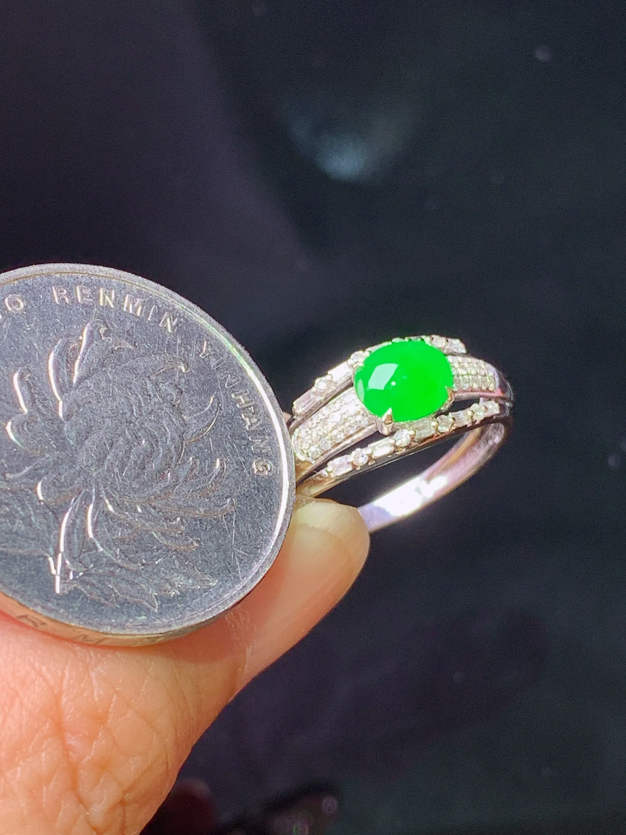 18k金钻镶嵌满绿蛋面戒指 玉质细腻清新 水润亮眼 圈口13.5 裸石尺寸5.5*6.3*2.3