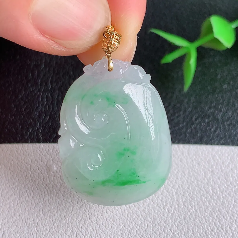 18k金扣冰润飘绿吉祥如意翡翠吊坠  寓意“万事如意，吉祥如意,福寿绵长 心想事成”饱满大气，通透水润  W140.2  尺寸：29-21.8-6.2mm