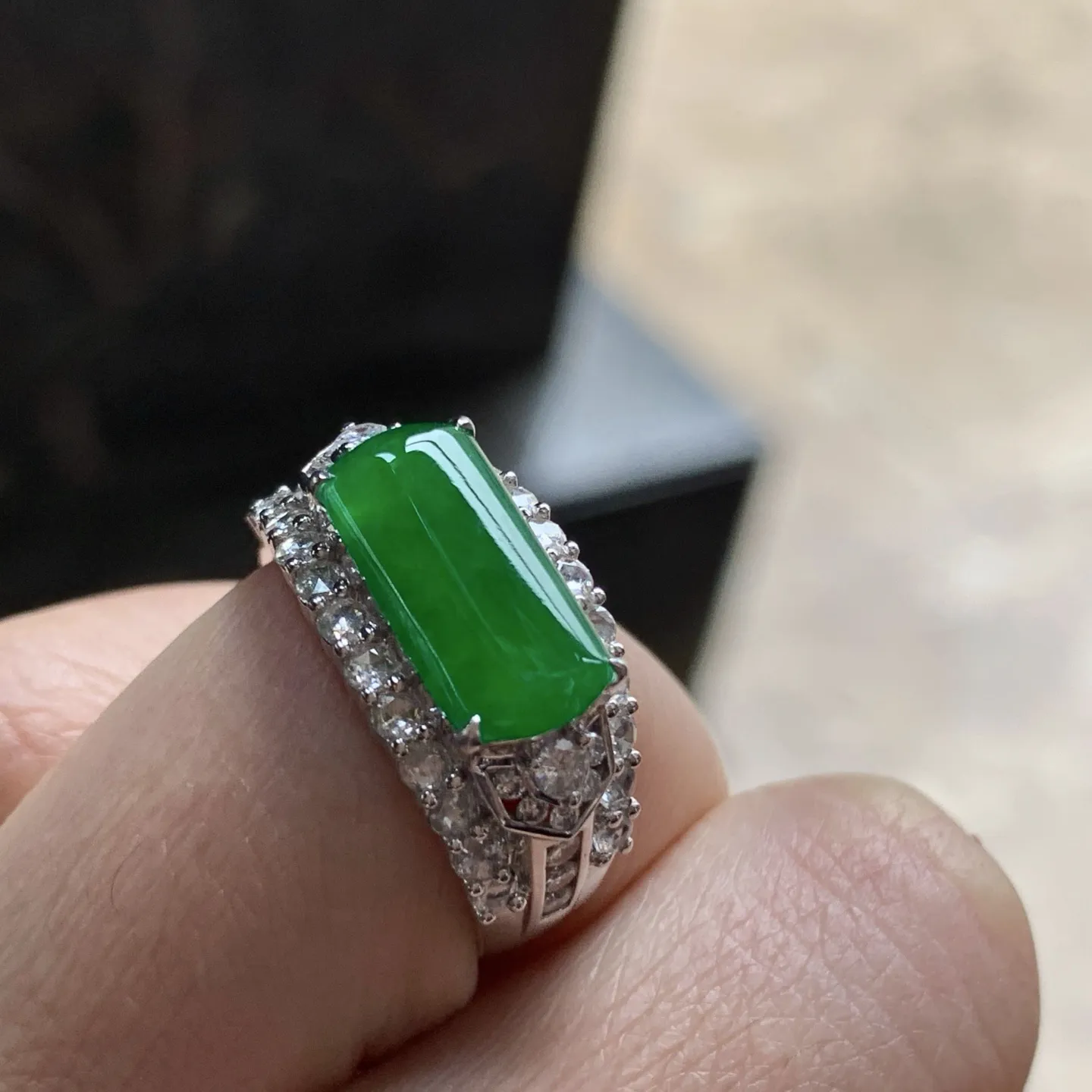 金钻镶嵌辣绿色马鞍戒指^_^鲜艳 浓郁