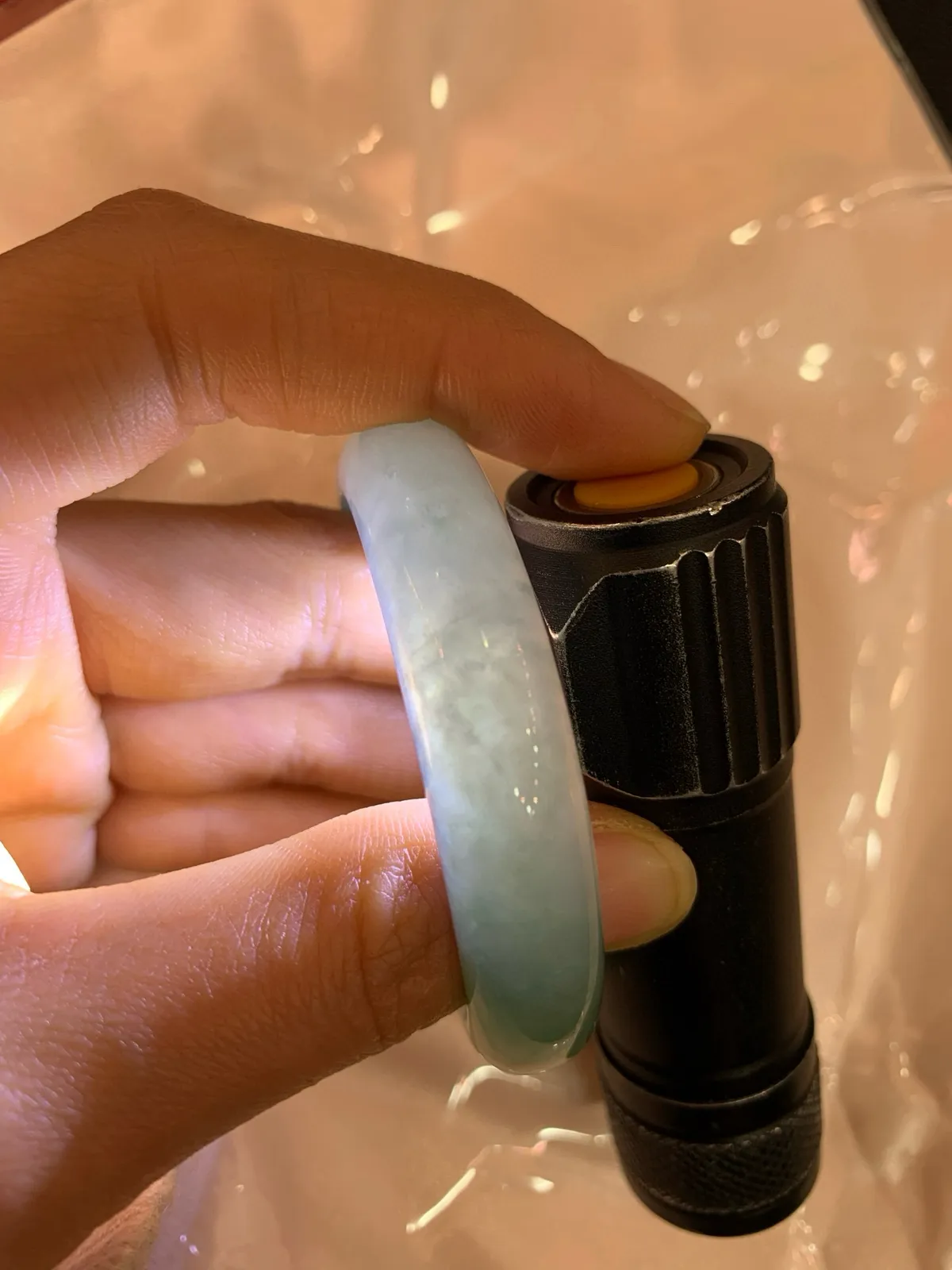 冰阳绿贵妃
52.3+44-10.7-6.3
打灯多处细根包容，底妆冰润细腻，两抹辣阳绿花两两相望，浓辣欲滴，娇艳吸睛，上手贵气迷人