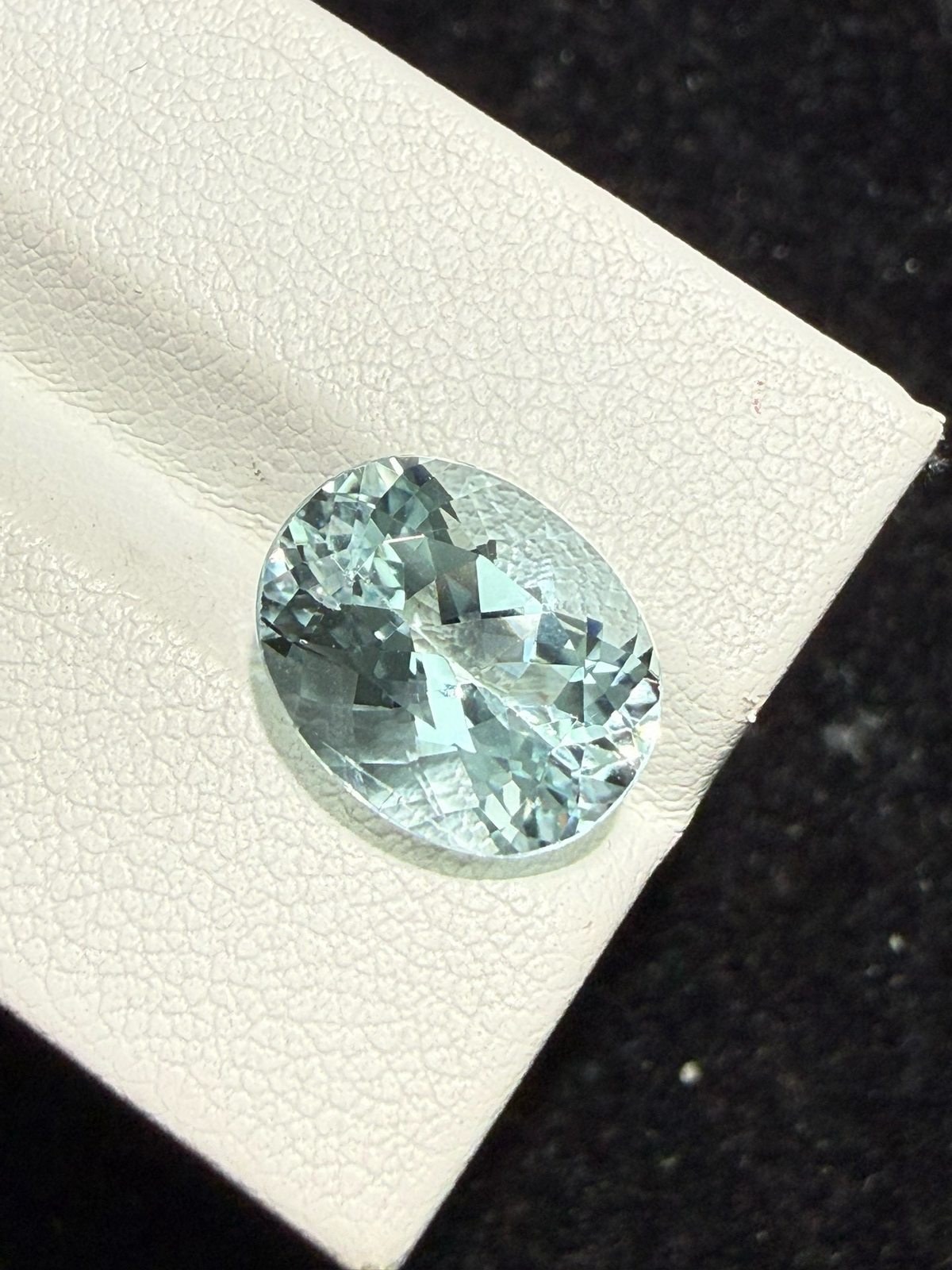 5.13克拉天然海蓝宝戒面裸石，颜色超美，火彩超好，尺寸：12.5*9.9*7.2mm