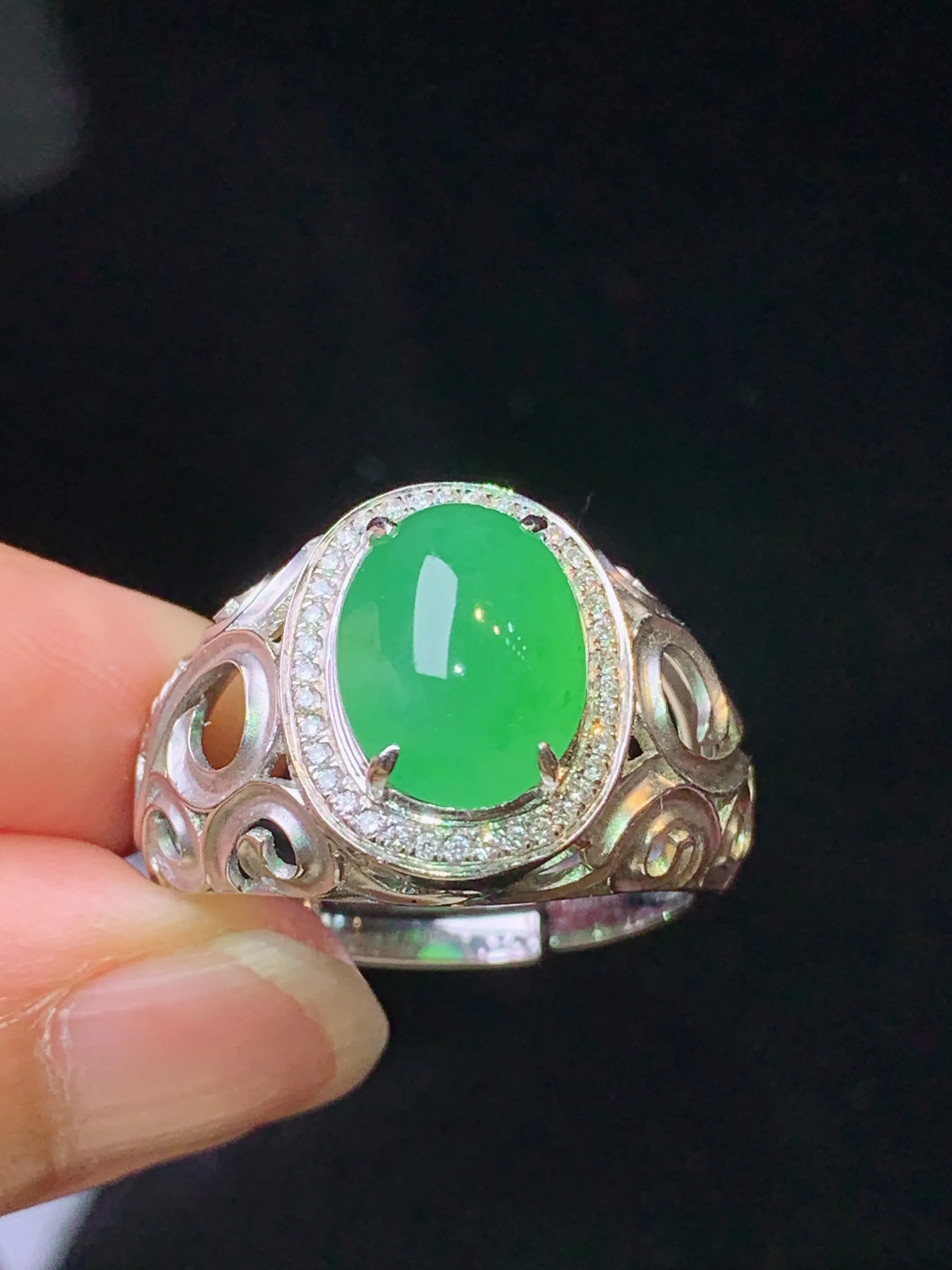 18k金钻镶嵌满绿蛋面戒指 玉质细腻 色泽艳丽清新 水润亮眼 圈口21.5 整体尺寸16*13*10