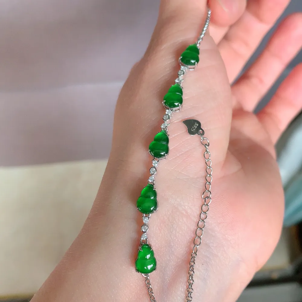 冰润满绿翡翠葫芦手链，水水润润，珠圆玉润，颜色鲜艳，妙明清净，清秀高雅，佩戴效果优雅迷人！性价比超值 W815.2  取一尺寸：7.8-6-4.2mm    裸石尺寸：7.8-6mm