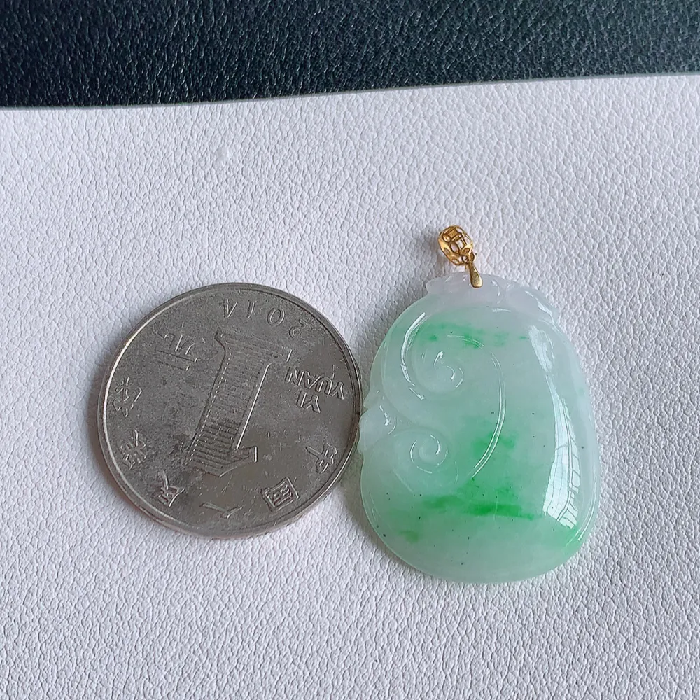 18k金扣冰润飘绿吉祥如意翡翠吊坠  寓意“万事如意，吉祥如意,福寿绵长 心想事成”饱满大气，通透水润  W140.2  尺寸：29-21.8-6.2mm