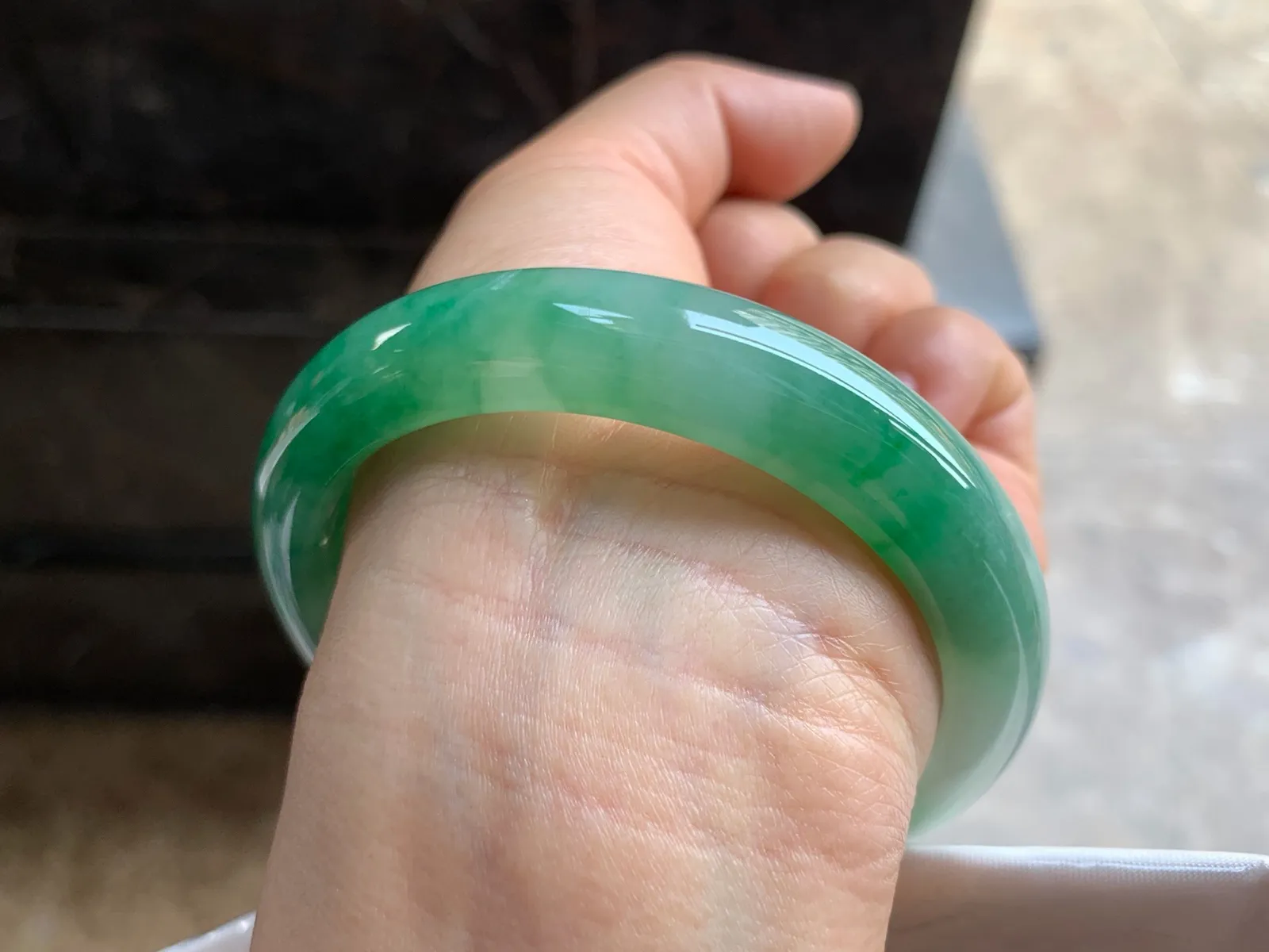 58-12.3-8.2mm
带色手镯 底子细腻 颜色漂亮 性价比推荐