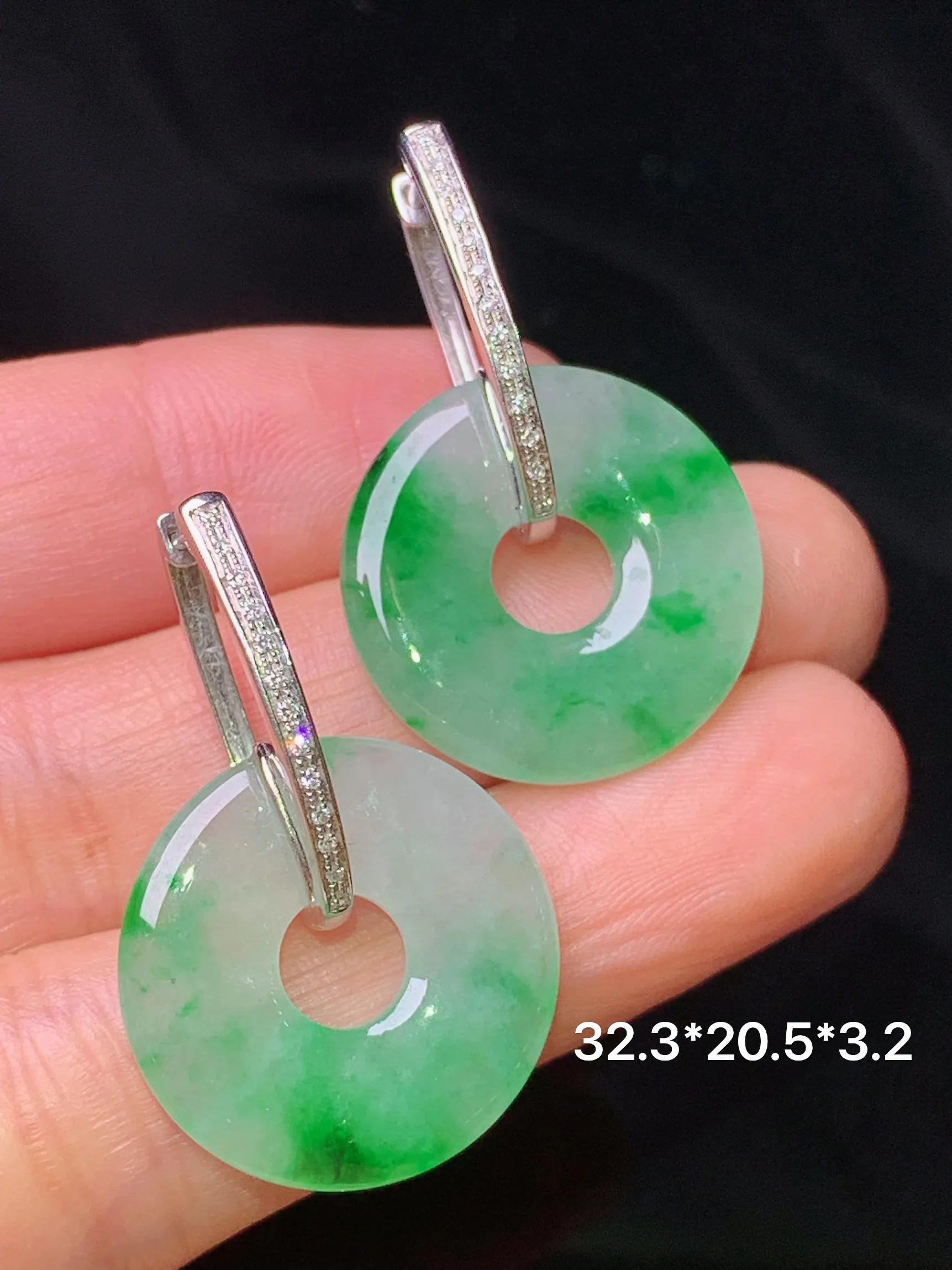 18k金钻镶嵌飘绿平安环耳坠 玉质细腻清新 水润亮眼 整体尺寸32.3*20.5*3.2