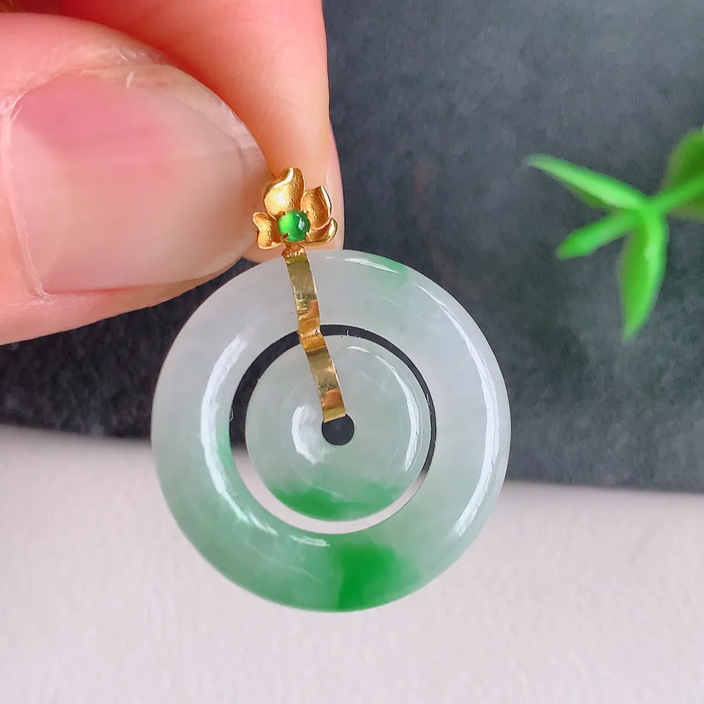 18k金冰润飘花子母平安扣吊坠，厚装饱满，冰润剔透，细腻水足，种质润泽，飘花灵动，佩戴优雅大气，W400.2   尺寸：25.3-20.5-3.2mm   裸石尺寸：20.5-3.2mm