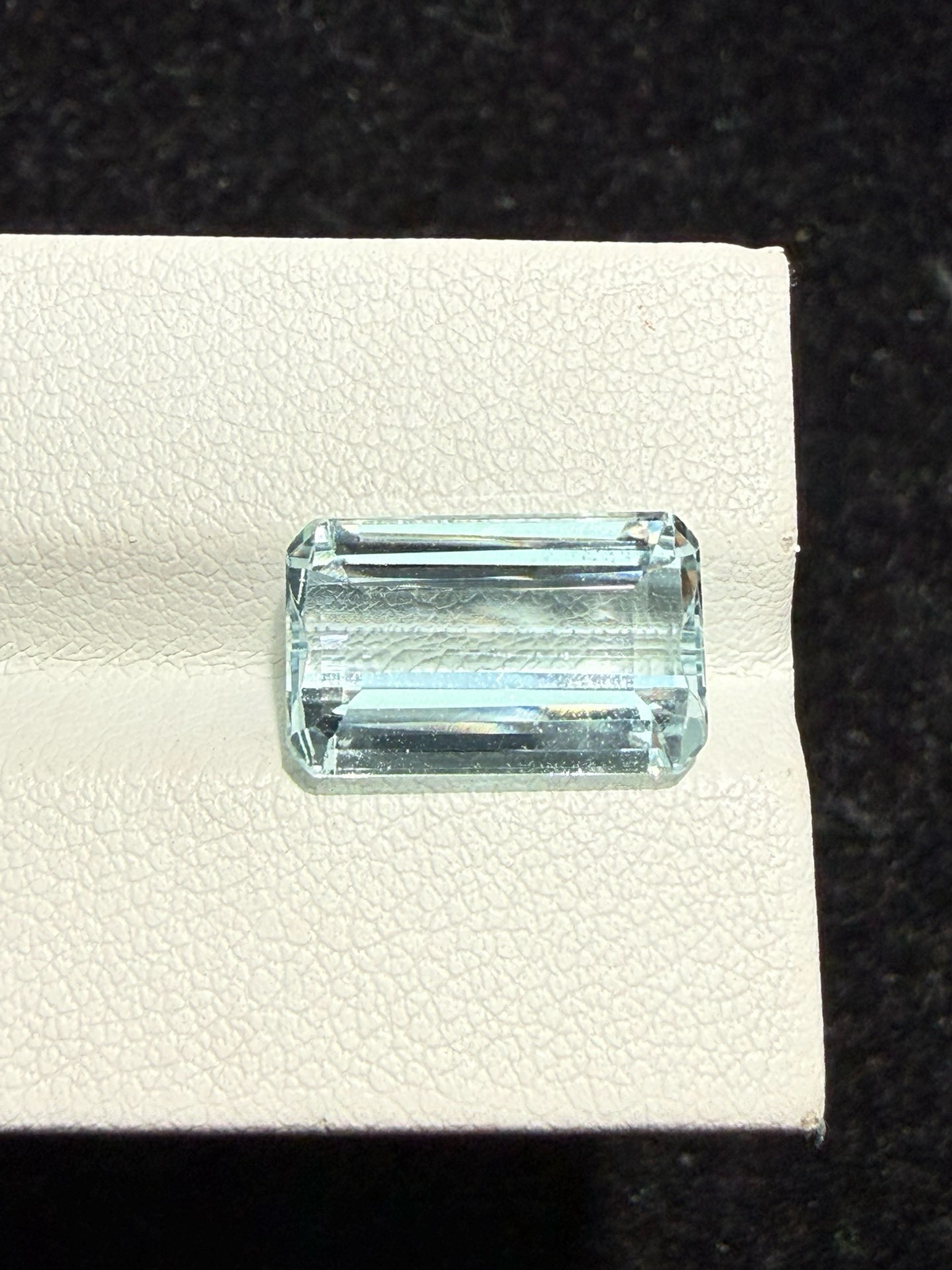 6.11克拉天然海蓝宝戒面裸石，颜色超美，火彩超好，尺寸：13.9*8.7*6.1mm