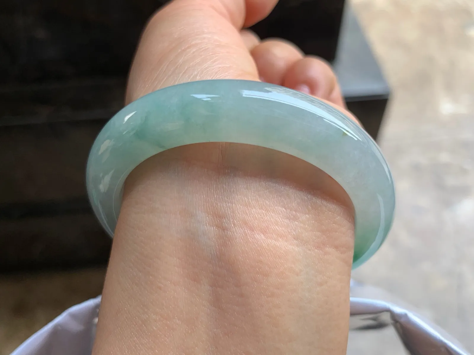 54-12.5-9mm
带色手镯 底子细腻 颜色漂亮 上手大气